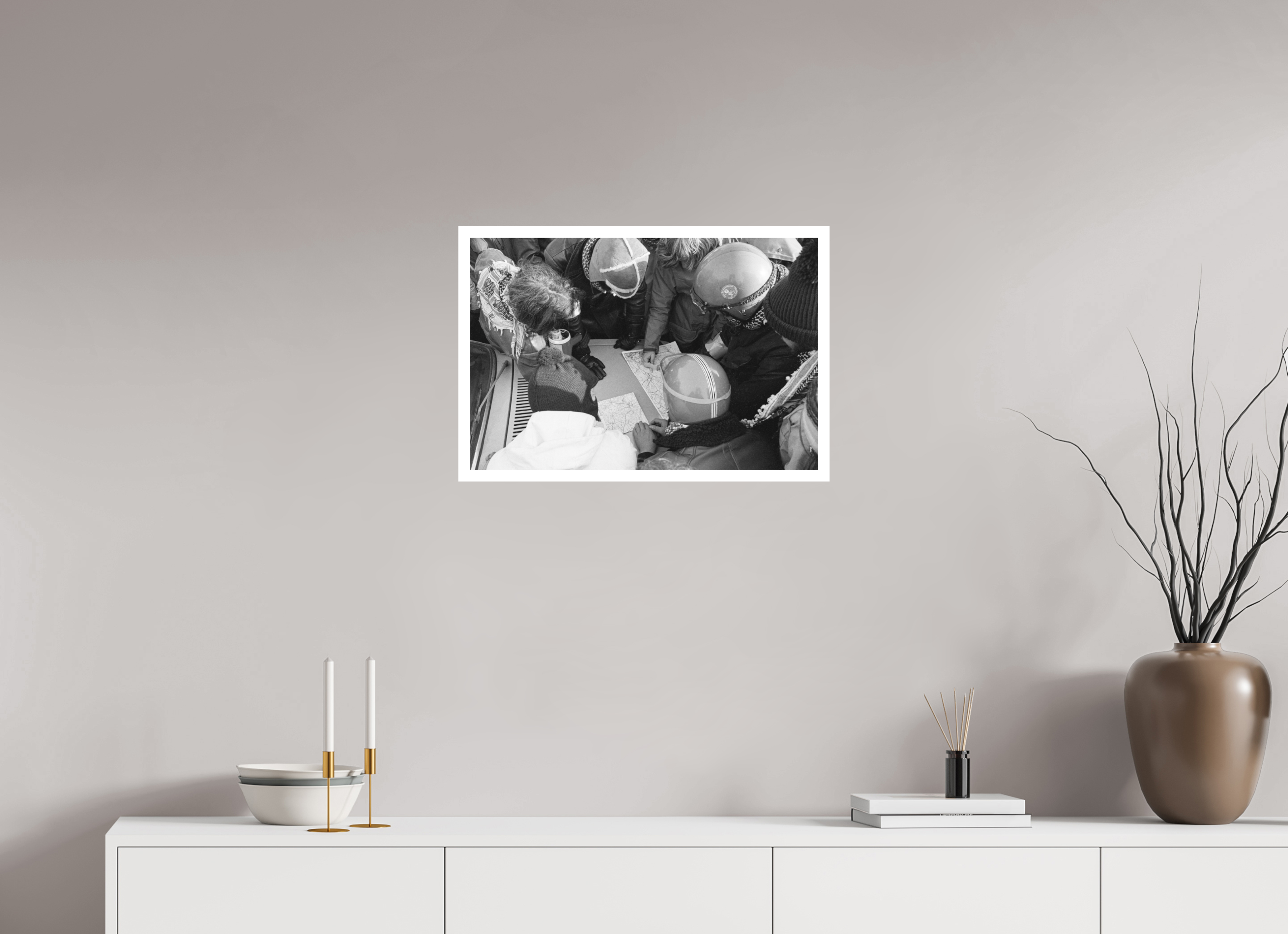 60 x 40 cm, 1. Foto mit Weißrand Johannes Hartmann: Wie umgehen wir die Polizeisperren? (S/W-Foto)