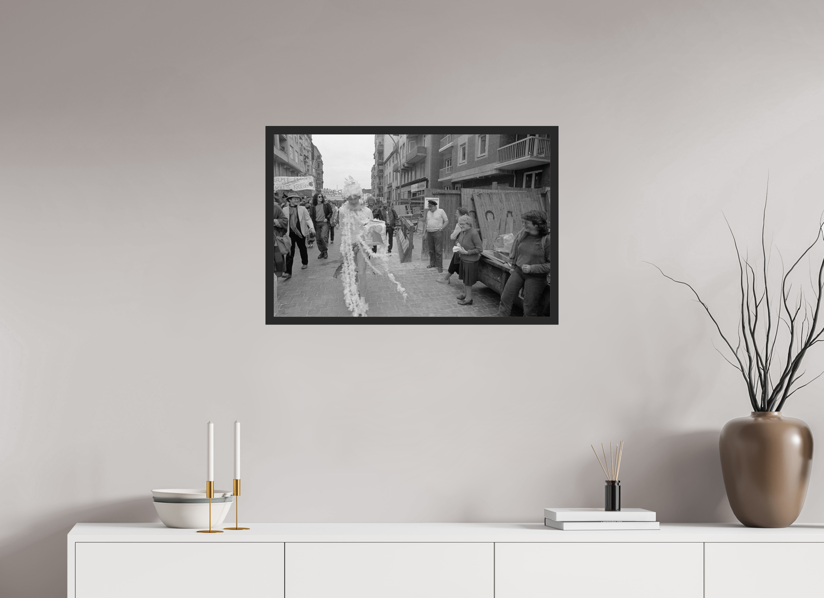 75 x 50 cm, 4a. Foto im Holz-Rahmen (20mm) Johannes Hartmann: Christopher Street Day 2 (S/W-Foto)