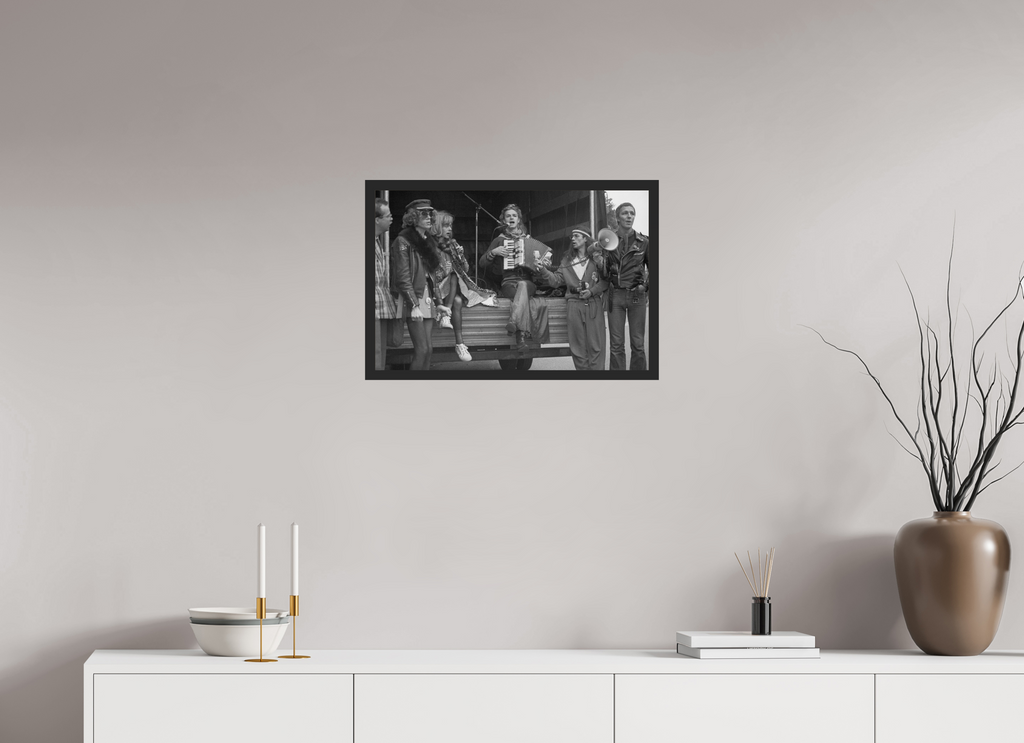 60 x 40 cm, 4a. Foto im Holz-Rahmen (20mm) Johannes Hartmann: Christopher Street Day 1981 – 1 (S/W-Foto)