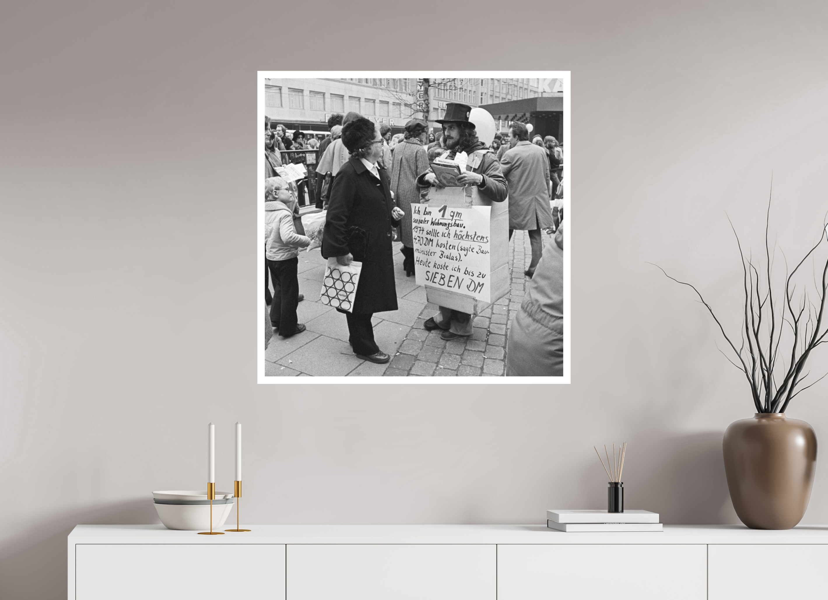 80 x 80 cm, 1. Foto mit Weißrand Johannes Hartmann: Ich bin 1qm sozialer Wohnungsbau. (S/W-Foto)