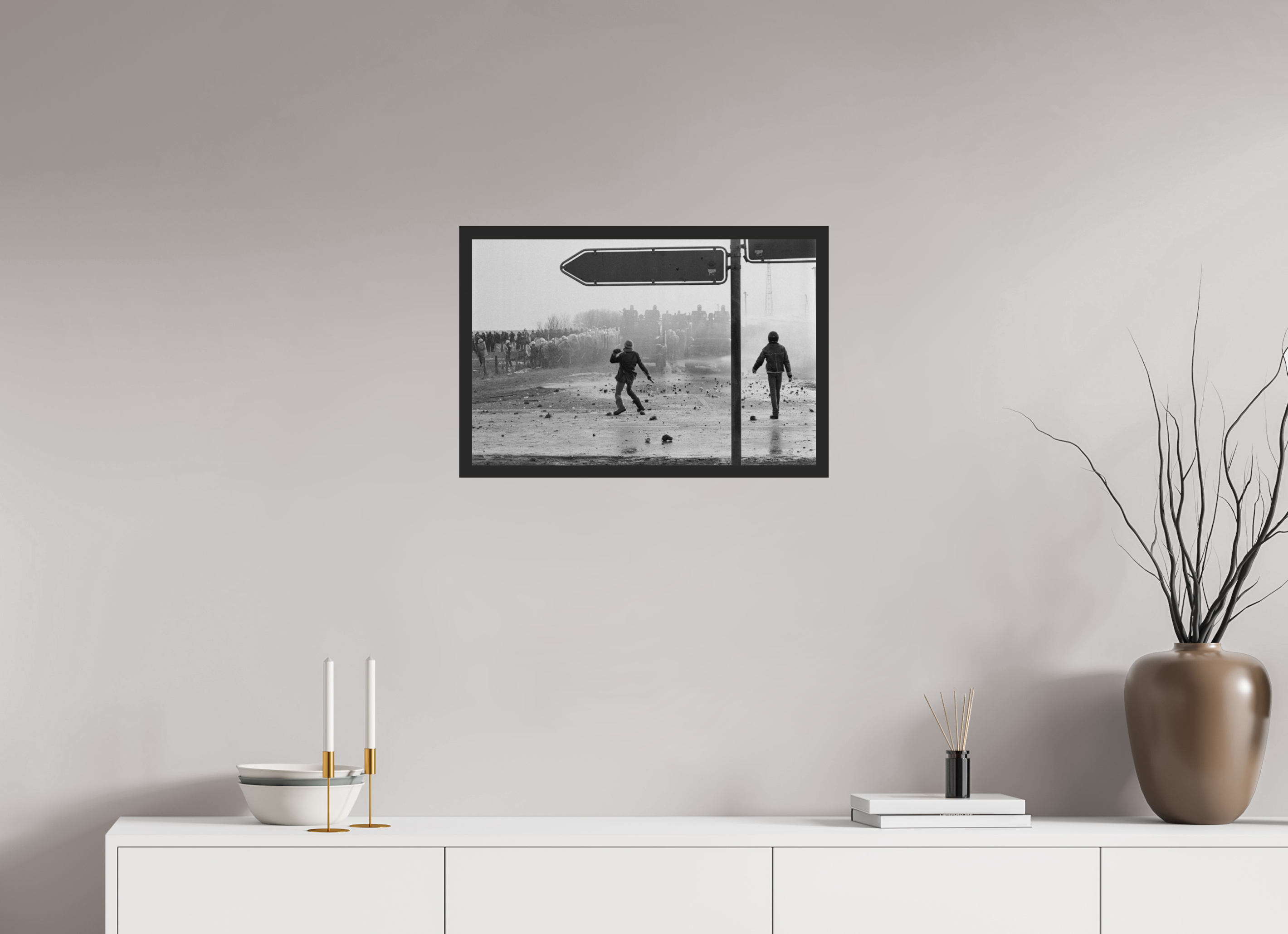 60 x 40 cm, 4a. Foto im Holz-Rahmen (20mm) Johannes Hartmann: Eskalation am Bauzaun 1 (S/W-Foto)