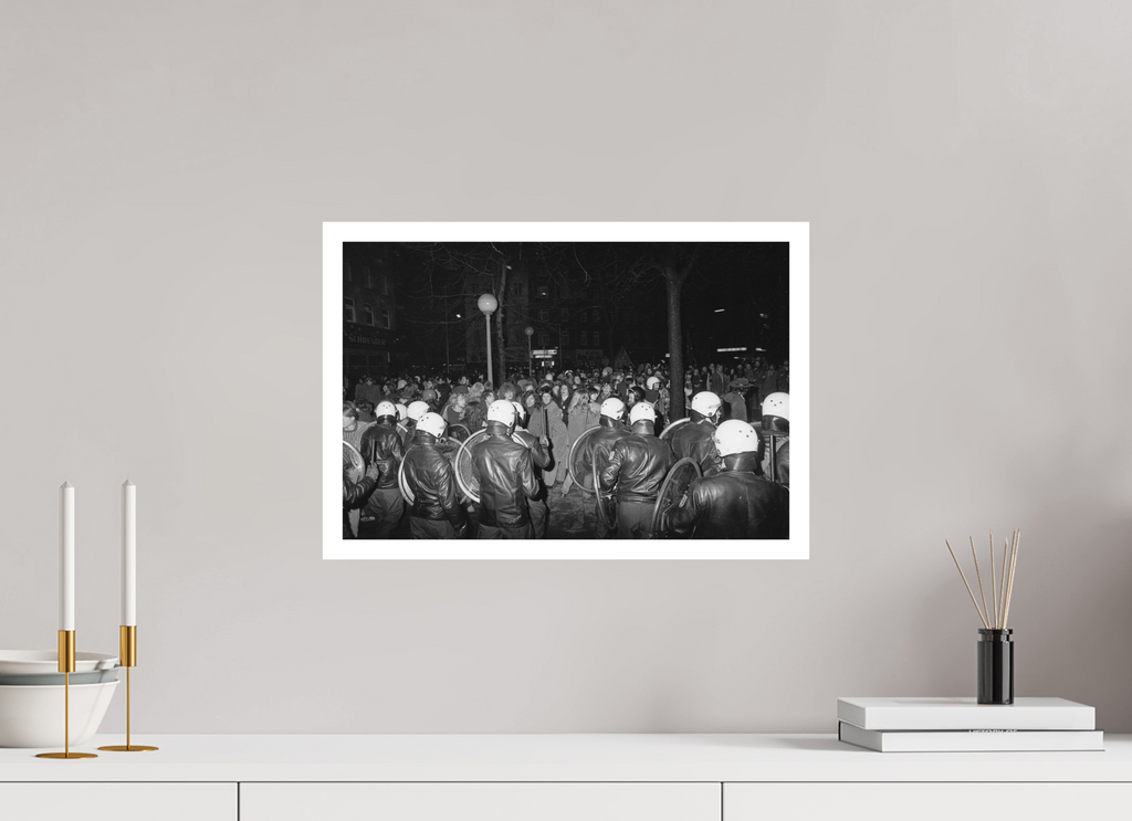 45 x 30 cm, 1. Foto mit Weißrand Johannes Hartmann: Ende der Demonstration gegen den Polizeistaat… (S/W-Foto)