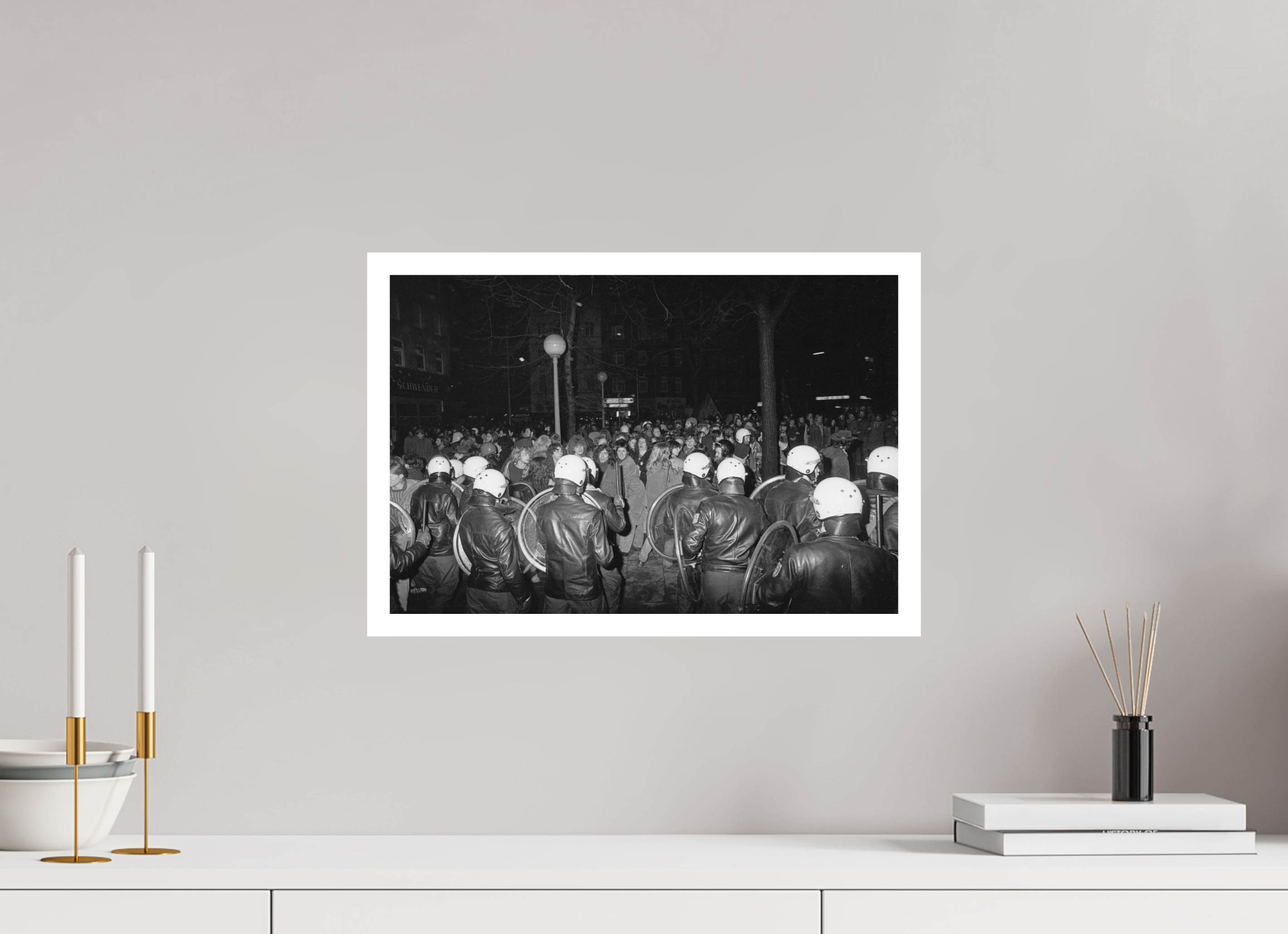 45 x 30 cm, 1. Foto mit Weißrand Johannes Hartmann: Ende der Demonstration gegen den Polizeistaat… (S/W-Foto)