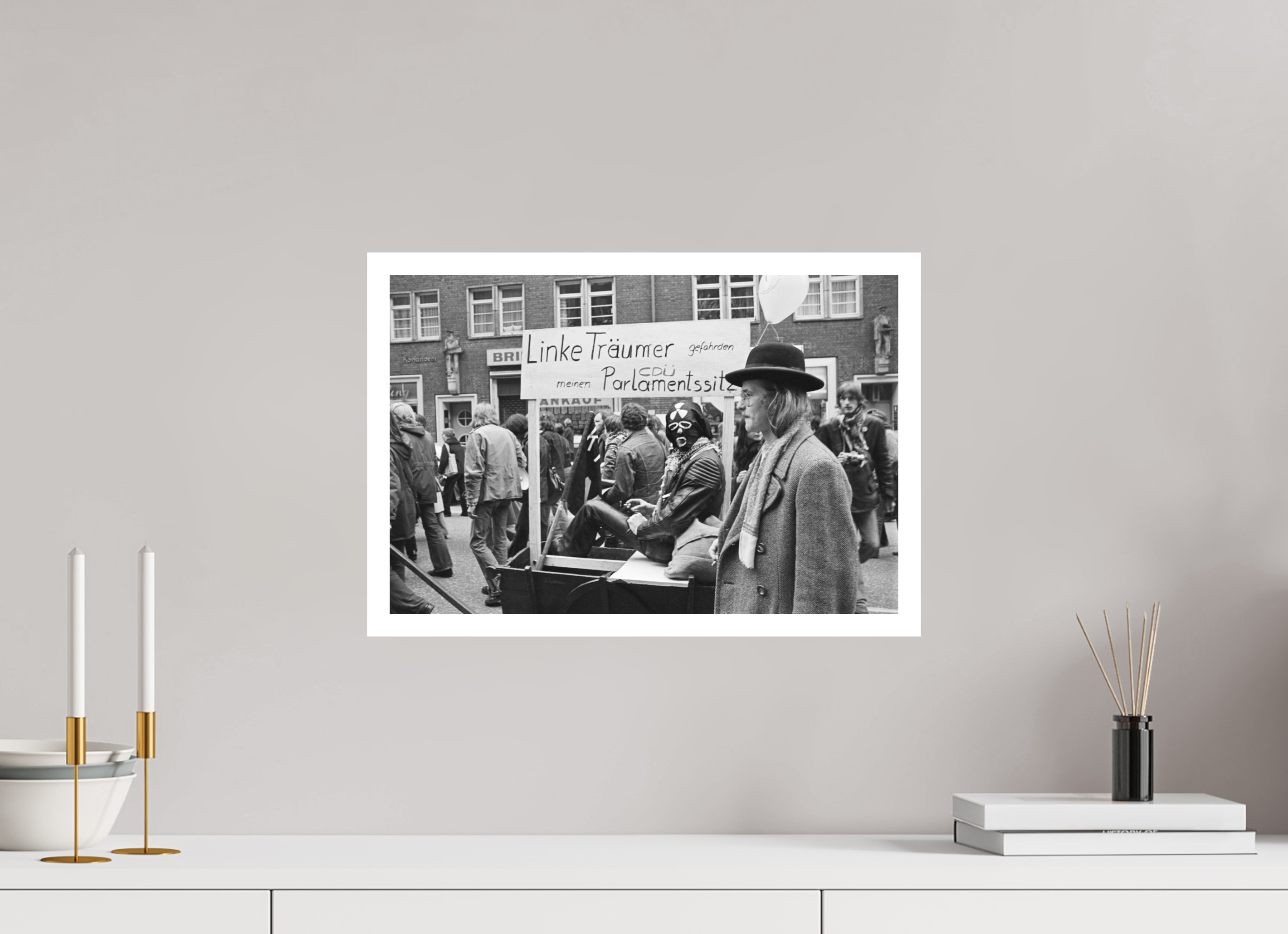 45 x 30 cm, 1. Foto mit Weißrand Johannes Hartmann: Linke Träumer gefährden meinen CDU-Parlamentssitz (S/W-Foto)