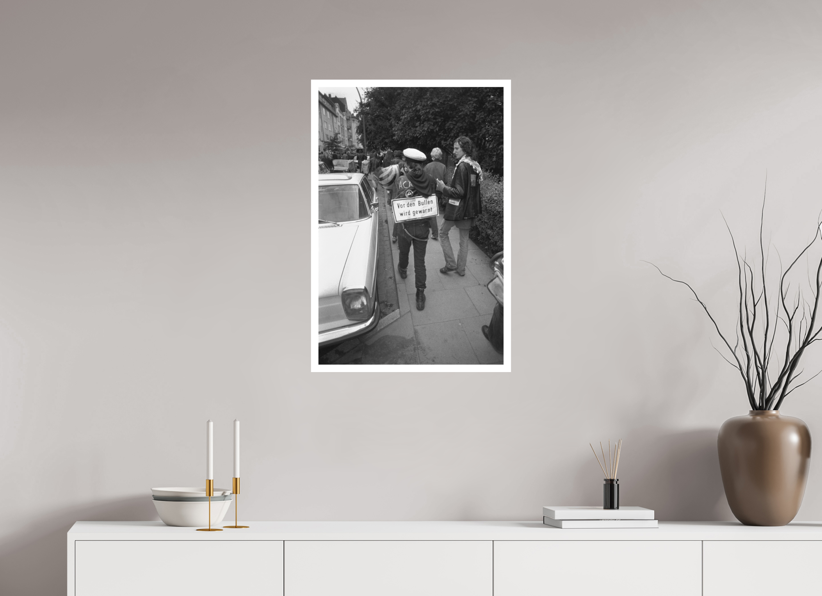 50 x 75 cm, 1. Foto mit Weißrand Johannes Hartmann: Vor den Bullen wird gewarnt (S/W-Foto)