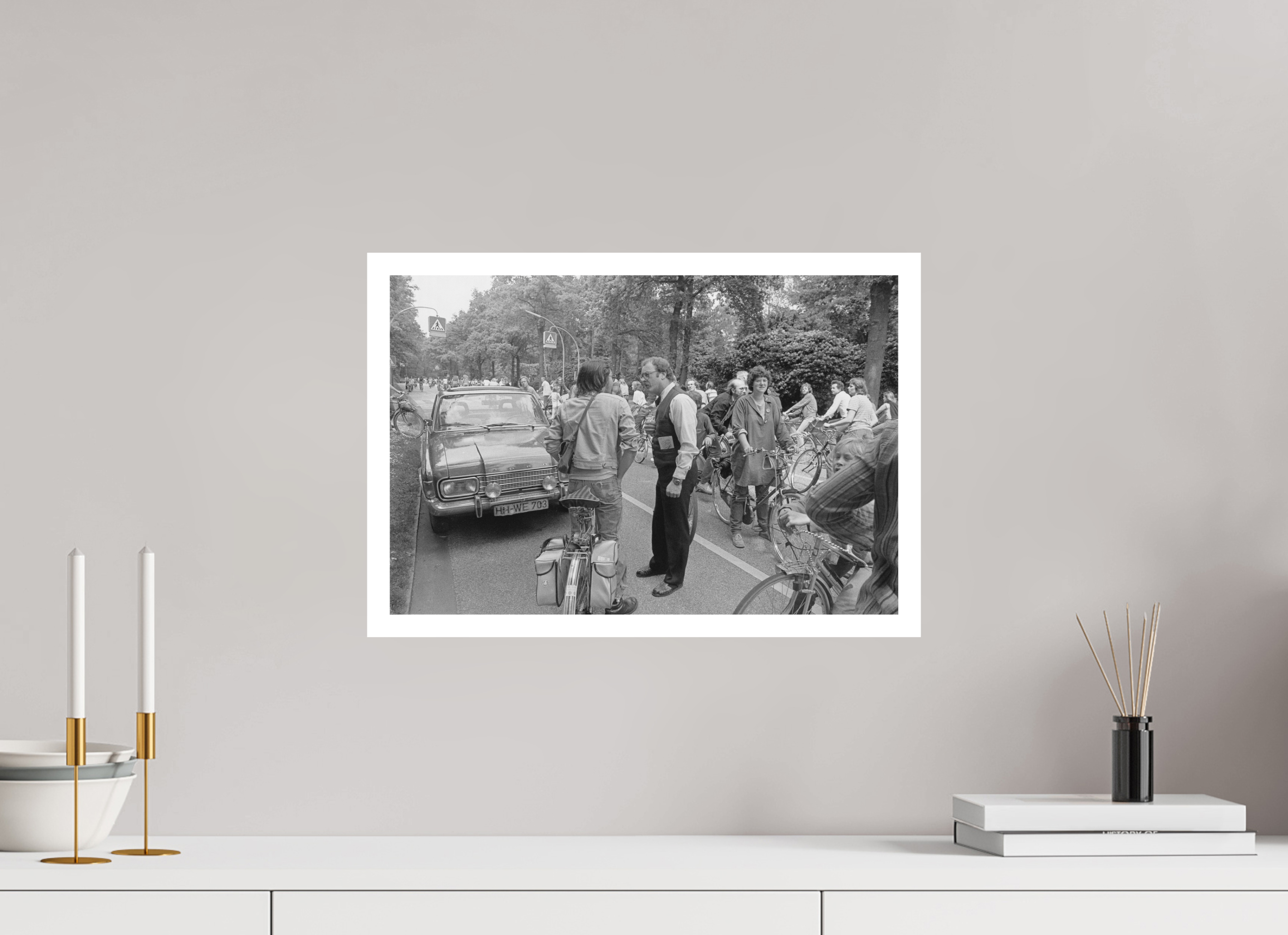 45 x 30 cm, 1. Foto mit Weißrand Johannes Hartmann: Ihr könnt doch hier nicht einfach den ganzen Verkehr aufhalten… (S/W-Foto)