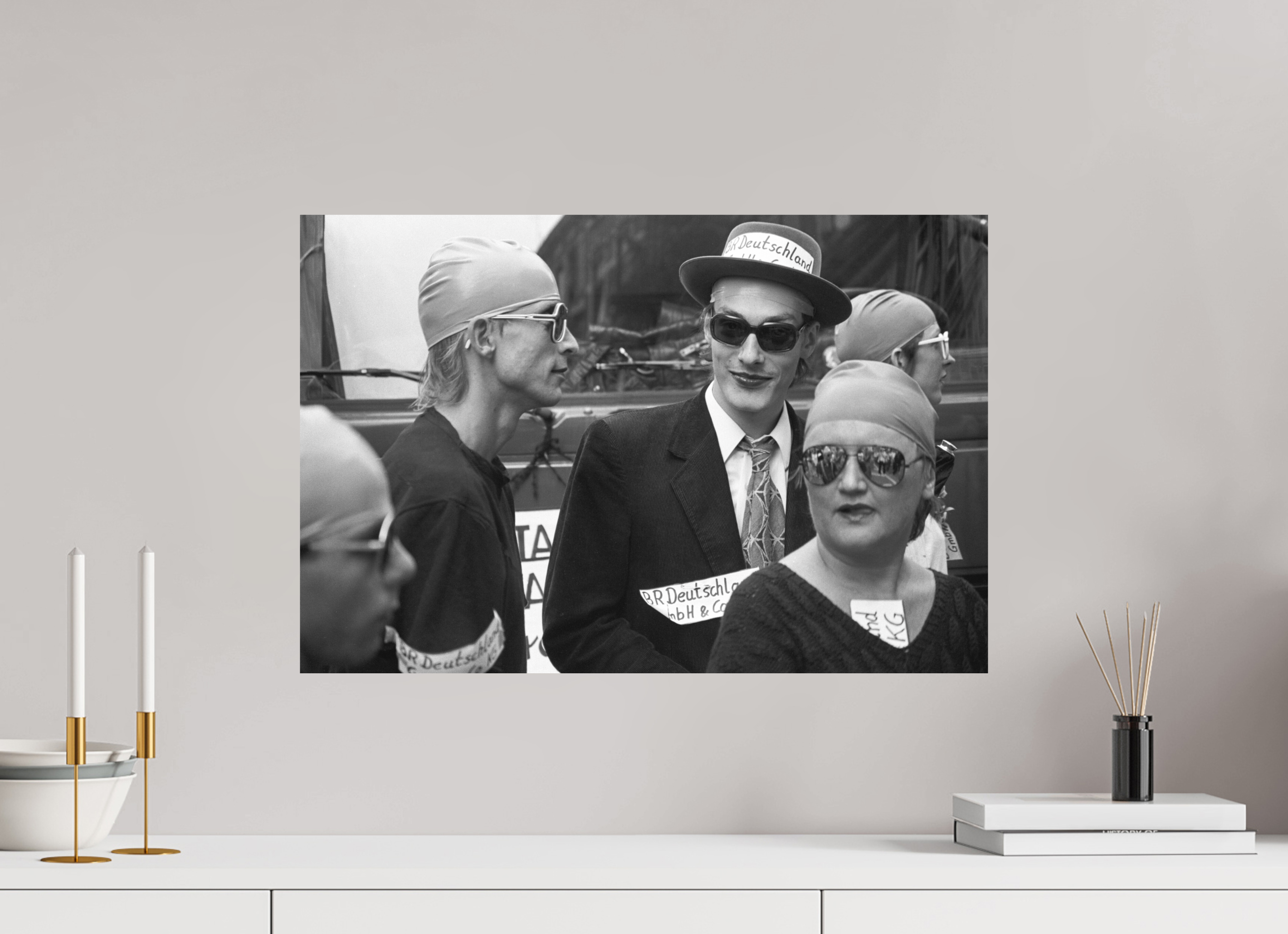 60 x 40 cm, 2. Foto auf Alu-Dibond Johannes Hartmann: Badekappitalisten (S/W-Foto)