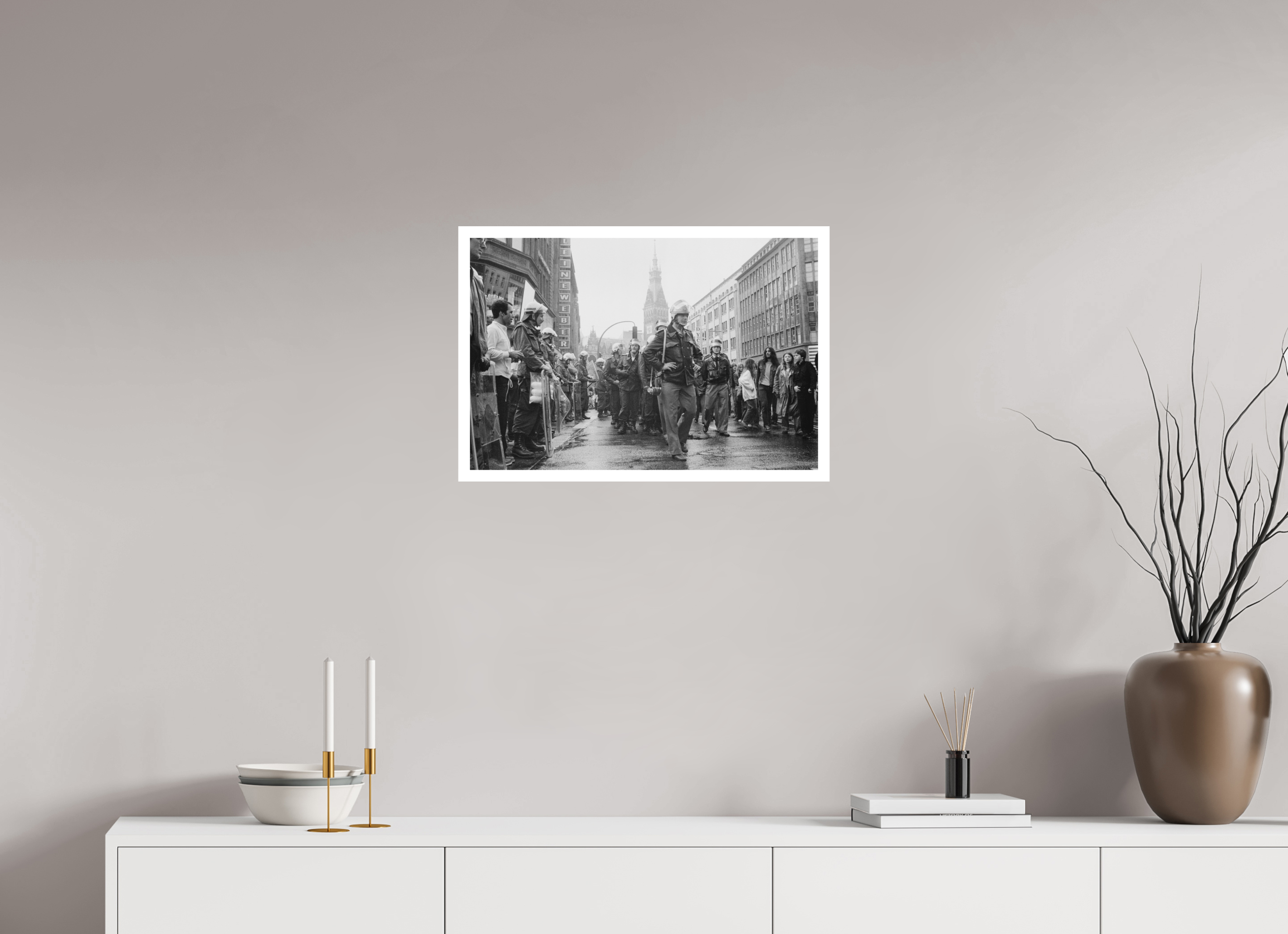 60 x 40 cm, 1. Foto mit Weißrand Johannes Hartmann: Markanter Aufmarsch (S/W-Foto)