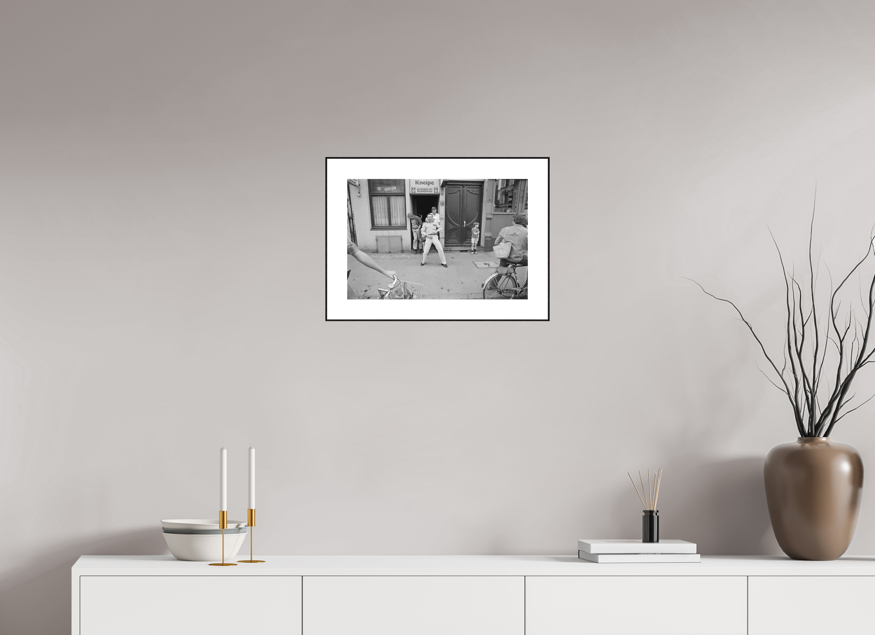 45 x 30 cm, 3b. Foto in ArtBox (4mm) mit Weißrand Johannes Hartmann: Macho-Protest gegen Fahrrad-Demo (S/W-Foto)