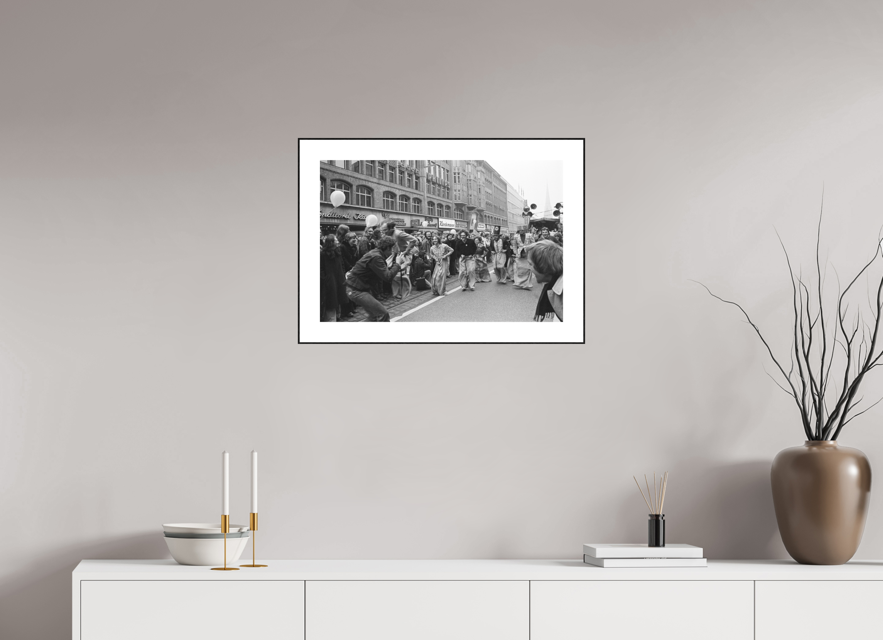 60 x 40 cm, 3b. Foto in ArtBox (4mm) mit Weißrand Johannes Hartmann: Sackhüpfen der Hamburger Pfeffersäcke (S/W-Foto)