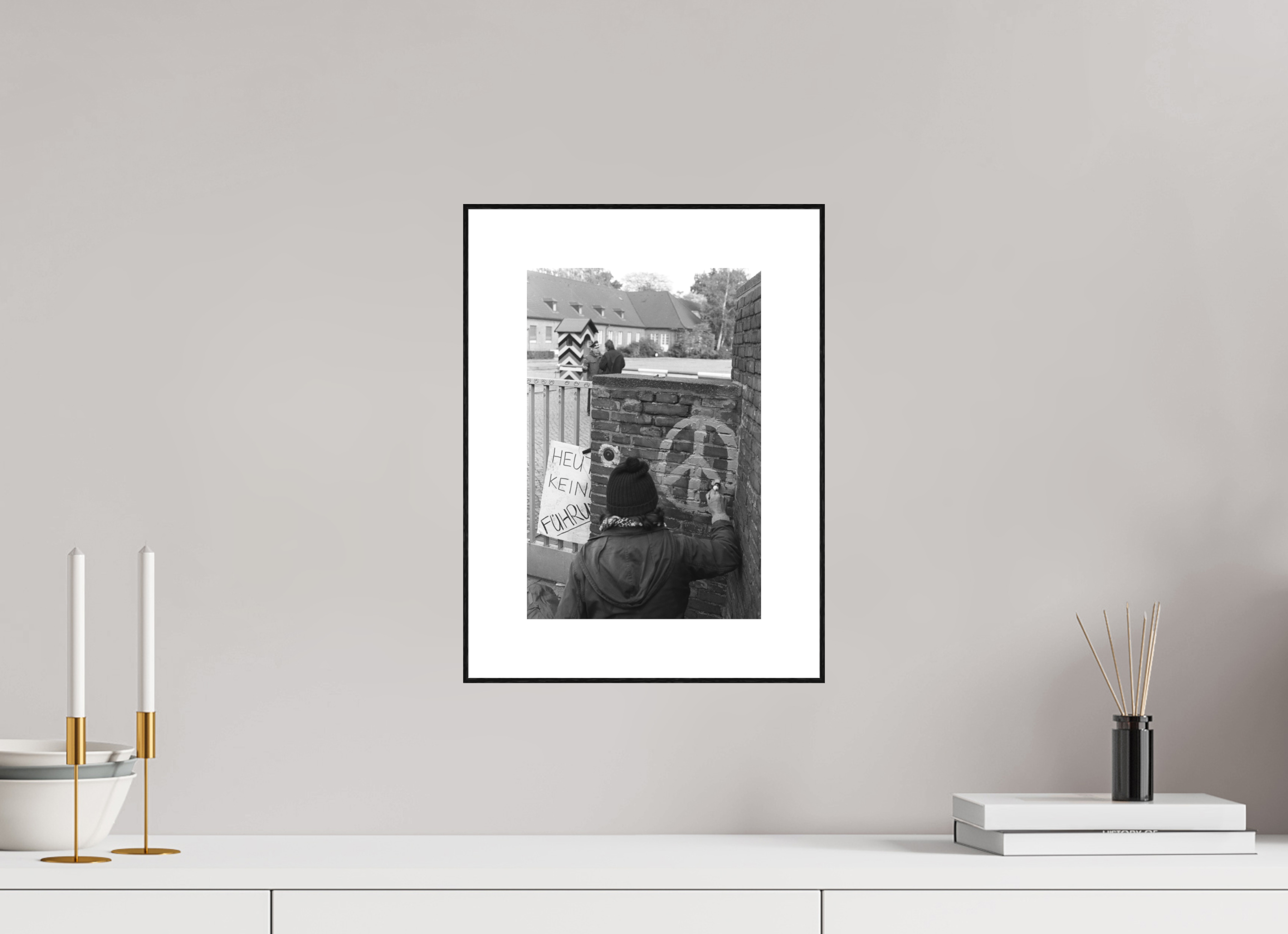 20 x 30 cm, 3b. Foto in ArtBox (4mm) mit Weißrand Johannes Hartmann: Heute keine Führung (S/W-Foto)