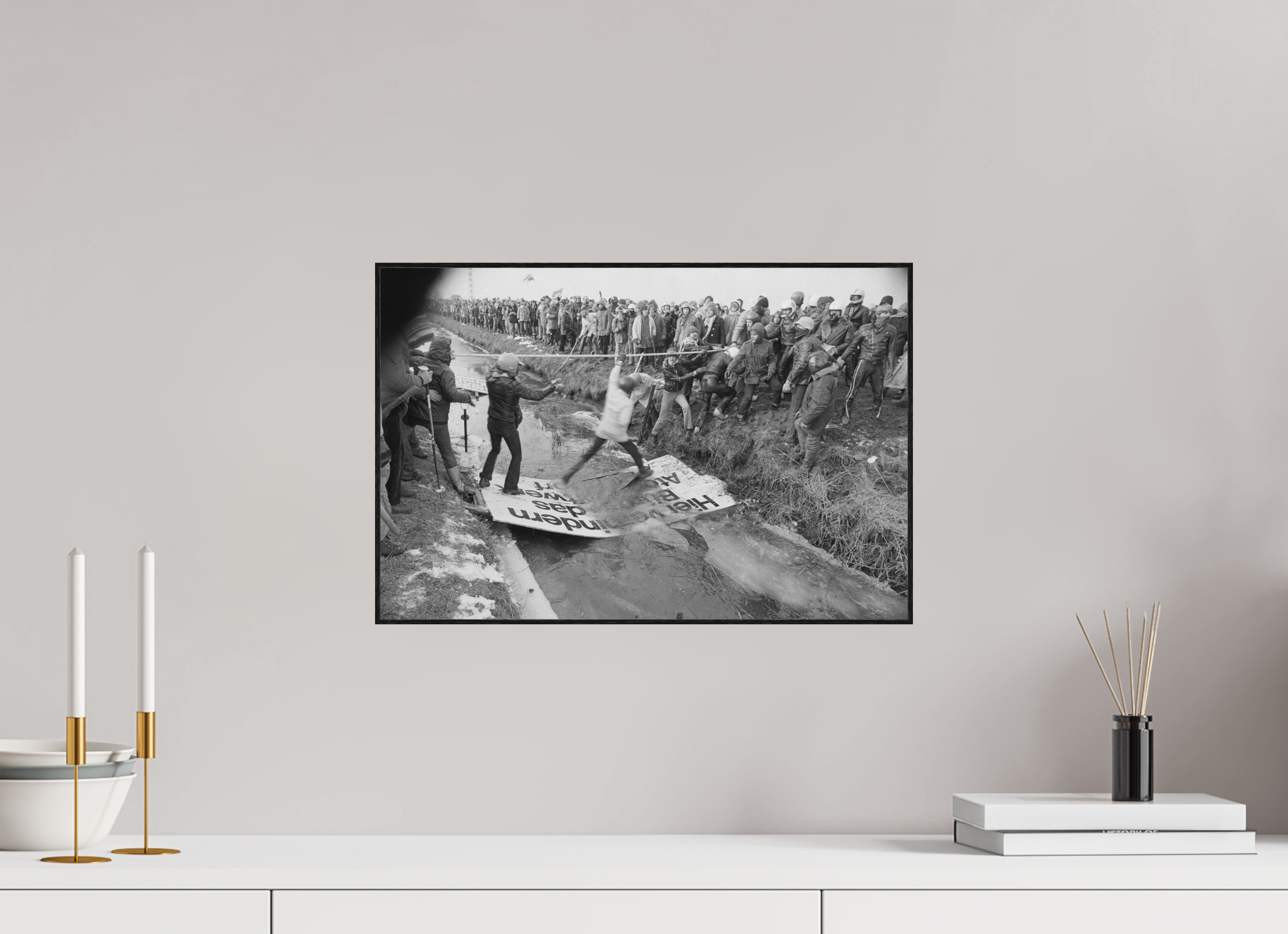 45 x 30 cm, 3a. Foto in ArtBox (4mm) Johannes Hartmann: Über Felder und vereiste Gräben (S/W-Foto)