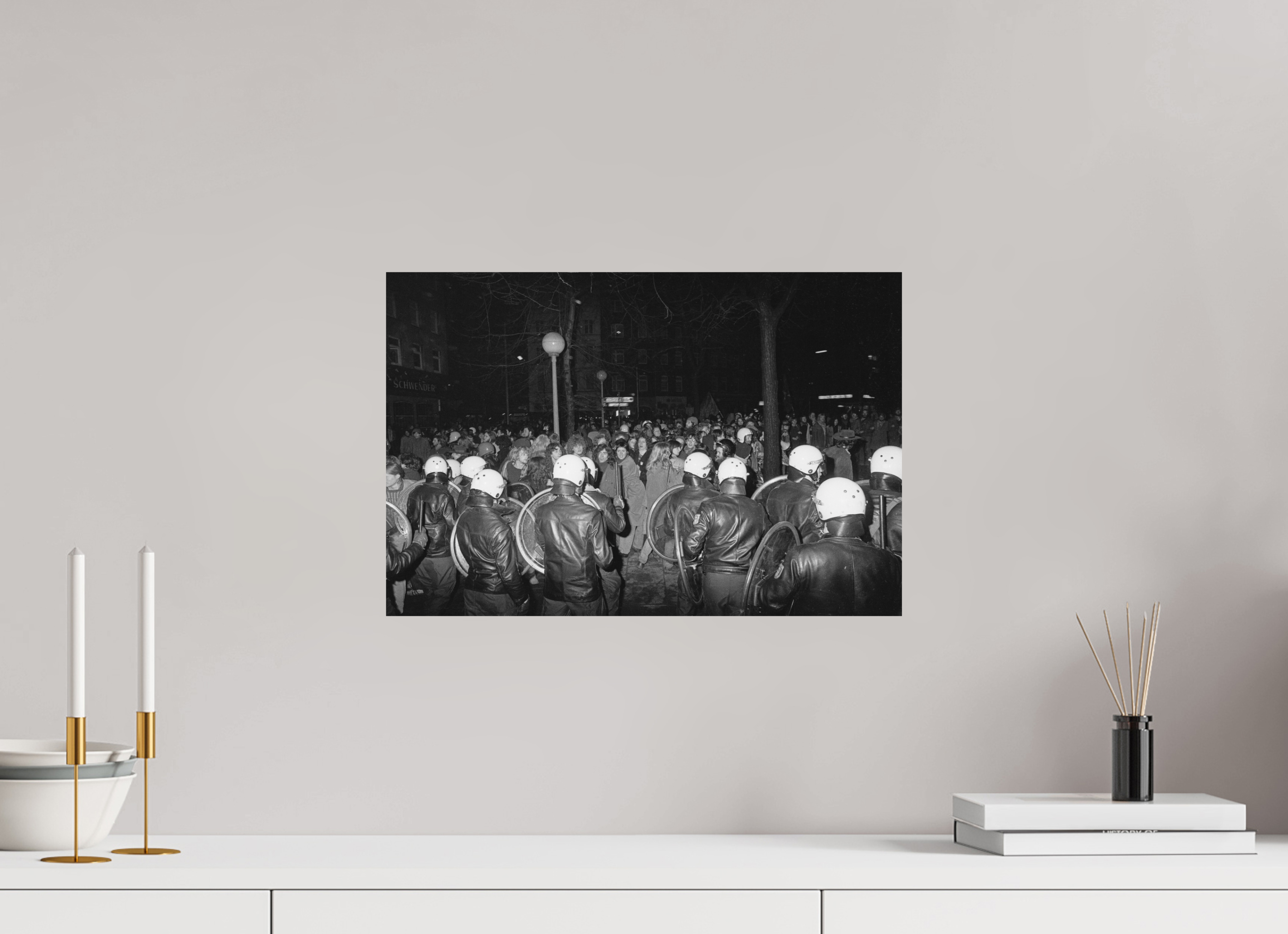 45 x 30 cm, 2. Foto auf Alu-Dibond Johannes Hartmann: Ende der Demonstration gegen den Polizeistaat… (S/W-Foto)