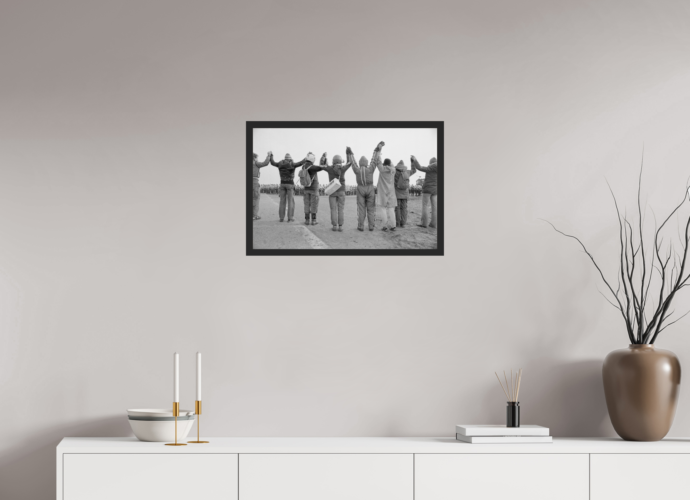 60 x 40 cm, 4a. Foto im Holz-Rahmen (20mm) Johannes Hartmann: Schaut her, wir demonstrieren gewaltfrei (S/W-Foto)