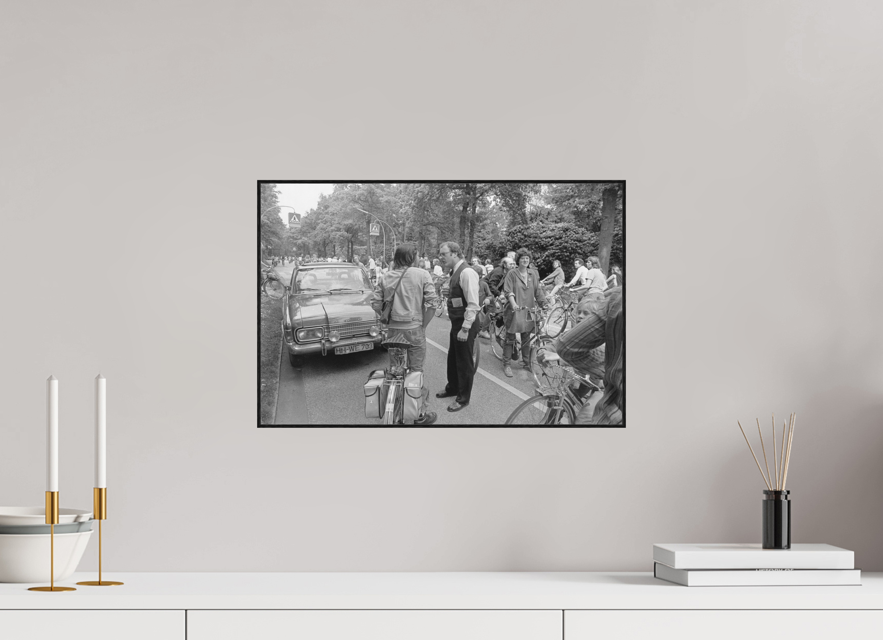 45 x 30 cm, 3a. Foto in ArtBox (4mm) Johannes Hartmann: Ihr könnt doch hier nicht einfach den ganzen Verkehr aufhalten… (S/W-Foto)