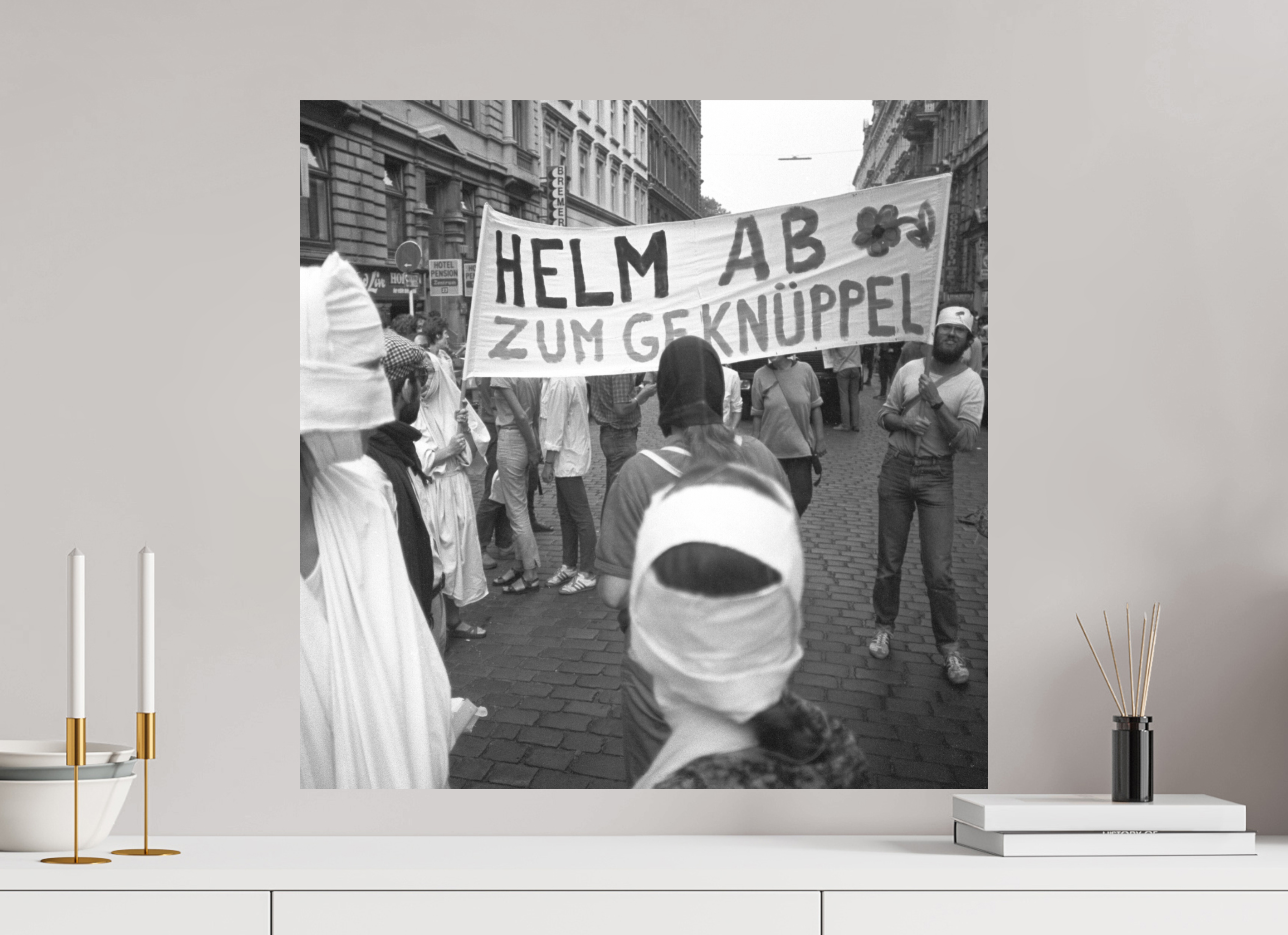 60 x 60 cm, 2. Foto auf Alu-Dibond Johannes Hartmann: Helm ab zum Geknüppel (S/W-Foto)