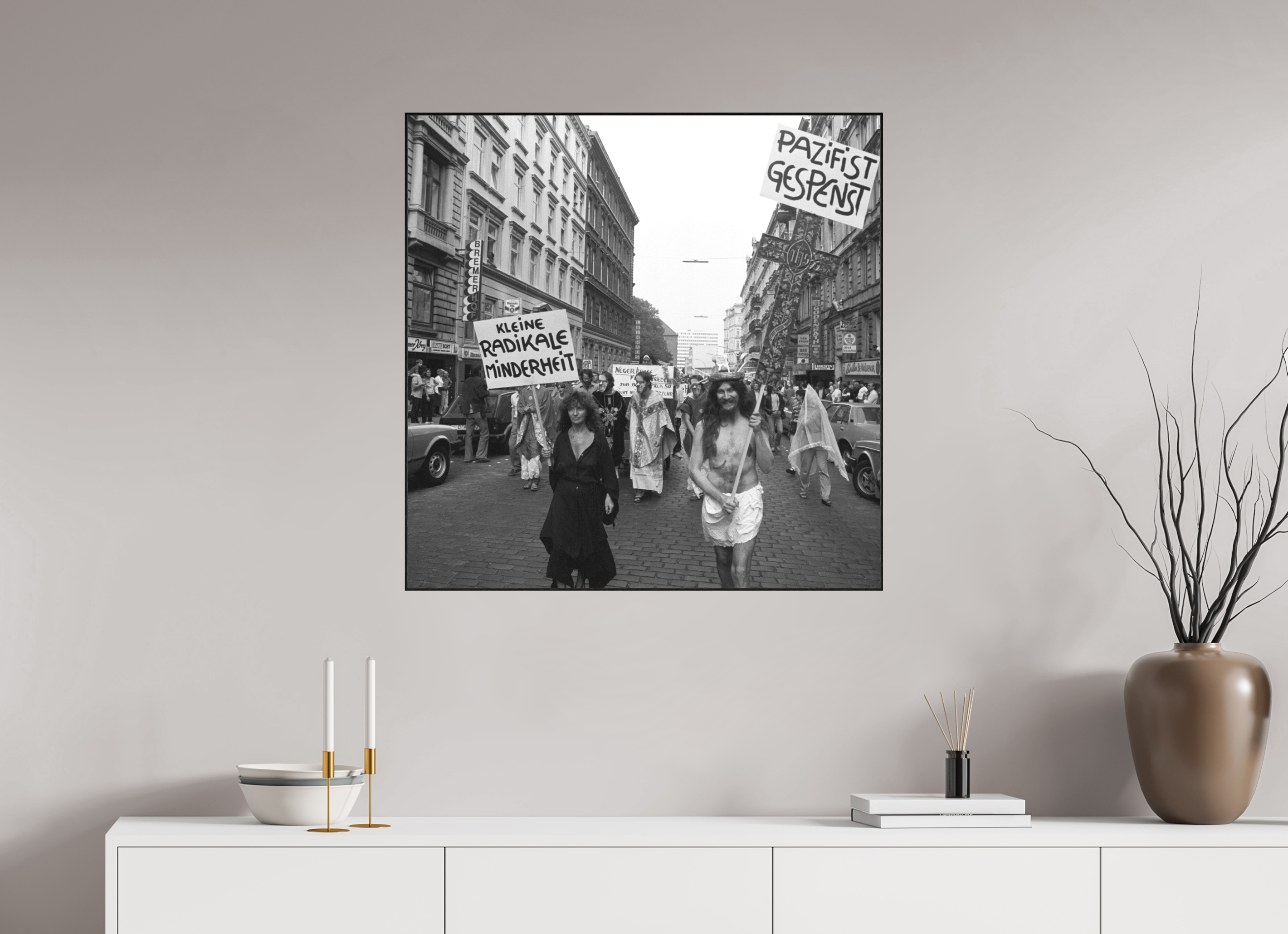 80 x 80 cm, 3a. Foto in ArtBox (4mm) Johannes Hartmann: Jesus und die kleine radikale Minderheit (S/W-Foto)