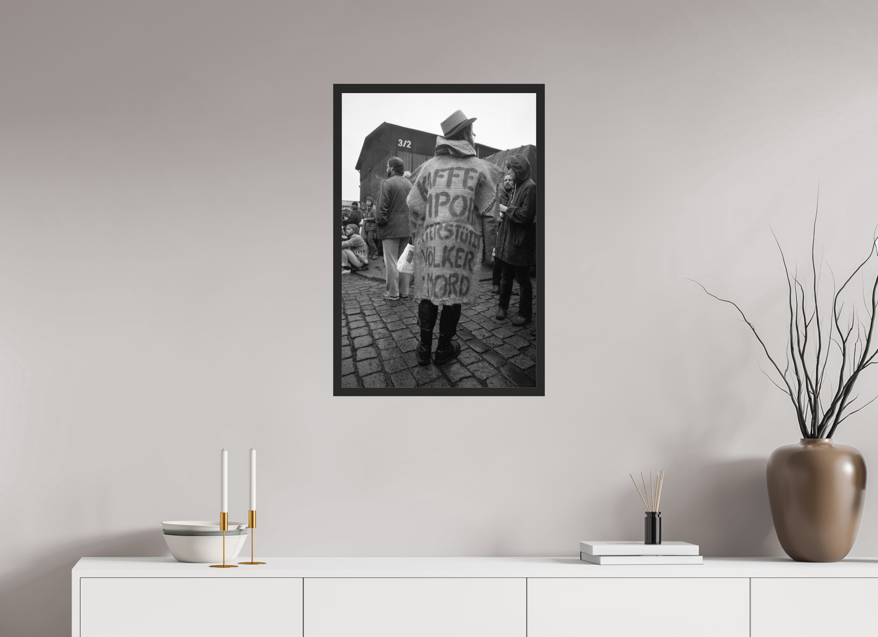 50 x 75 cm, 4a. Foto im Holz-Rahmen (20mm) Johannes Hartmann: Kaffee-Import unterstützt Völkermord (S/W-Foto)