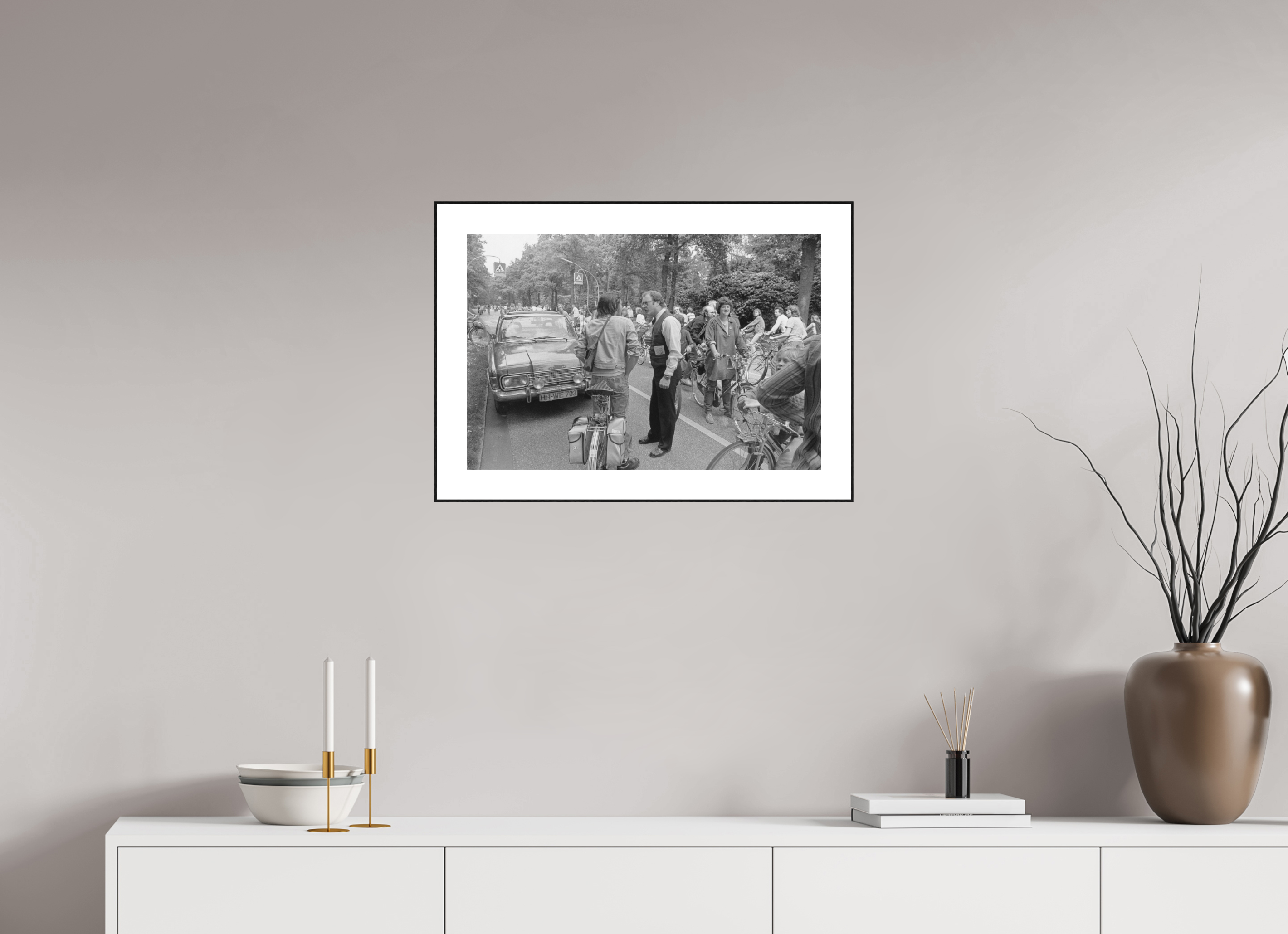 60 x 40 cm, 3b. Foto in ArtBox (4mm) mit Weißrand Johannes Hartmann: Ihr könnt doch hier nicht einfach den ganzen Verkehr aufhalten… (S/W-Foto)