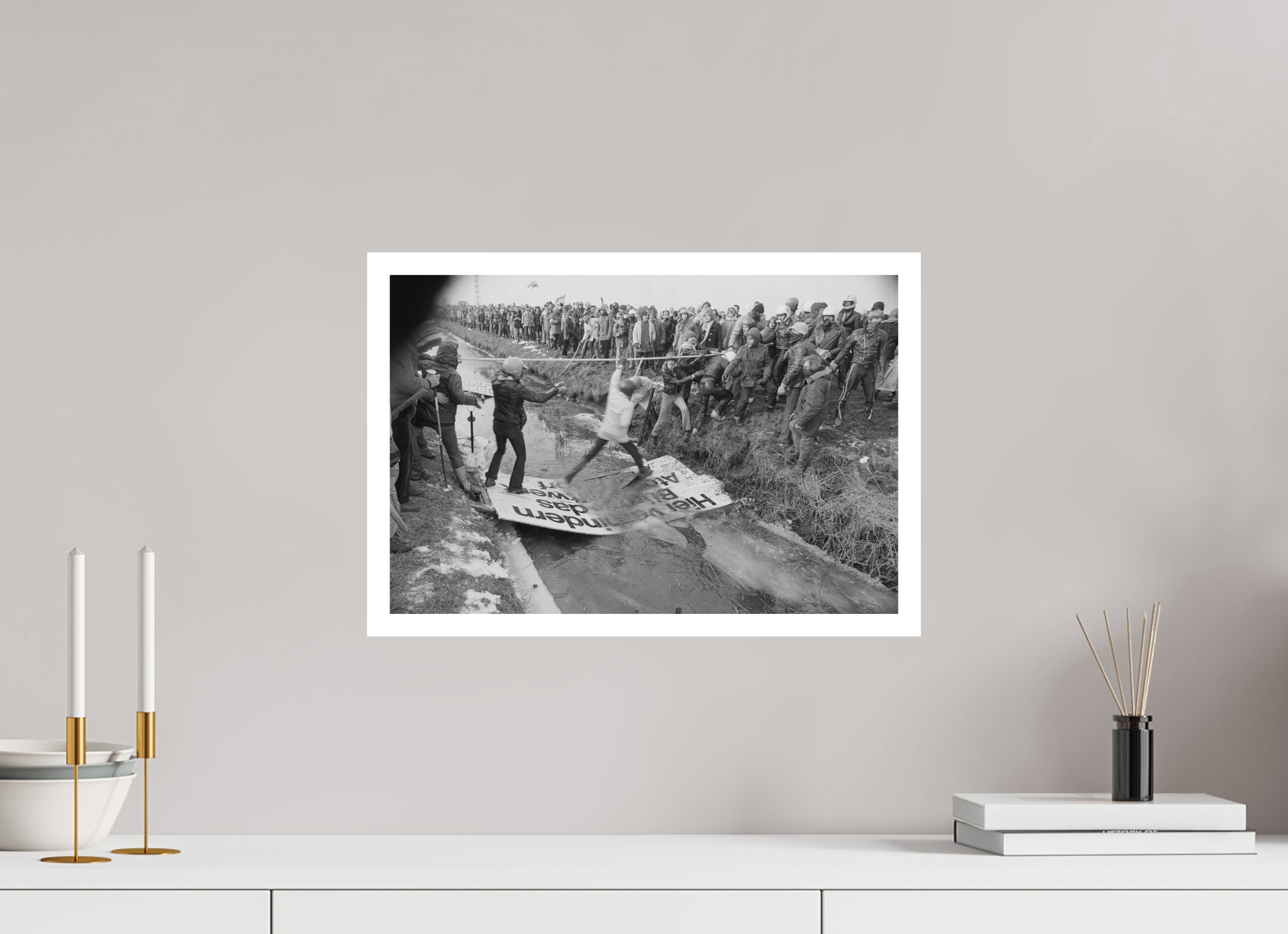 45 x 30 cm, 1. Foto mit Weißrand Johannes Hartmann: Über Felder und vereiste Gräben (S/W-Foto)