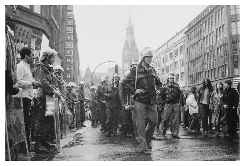 Main image Johannes Hartmann: Markanter Aufmarsch (S/W-Foto)