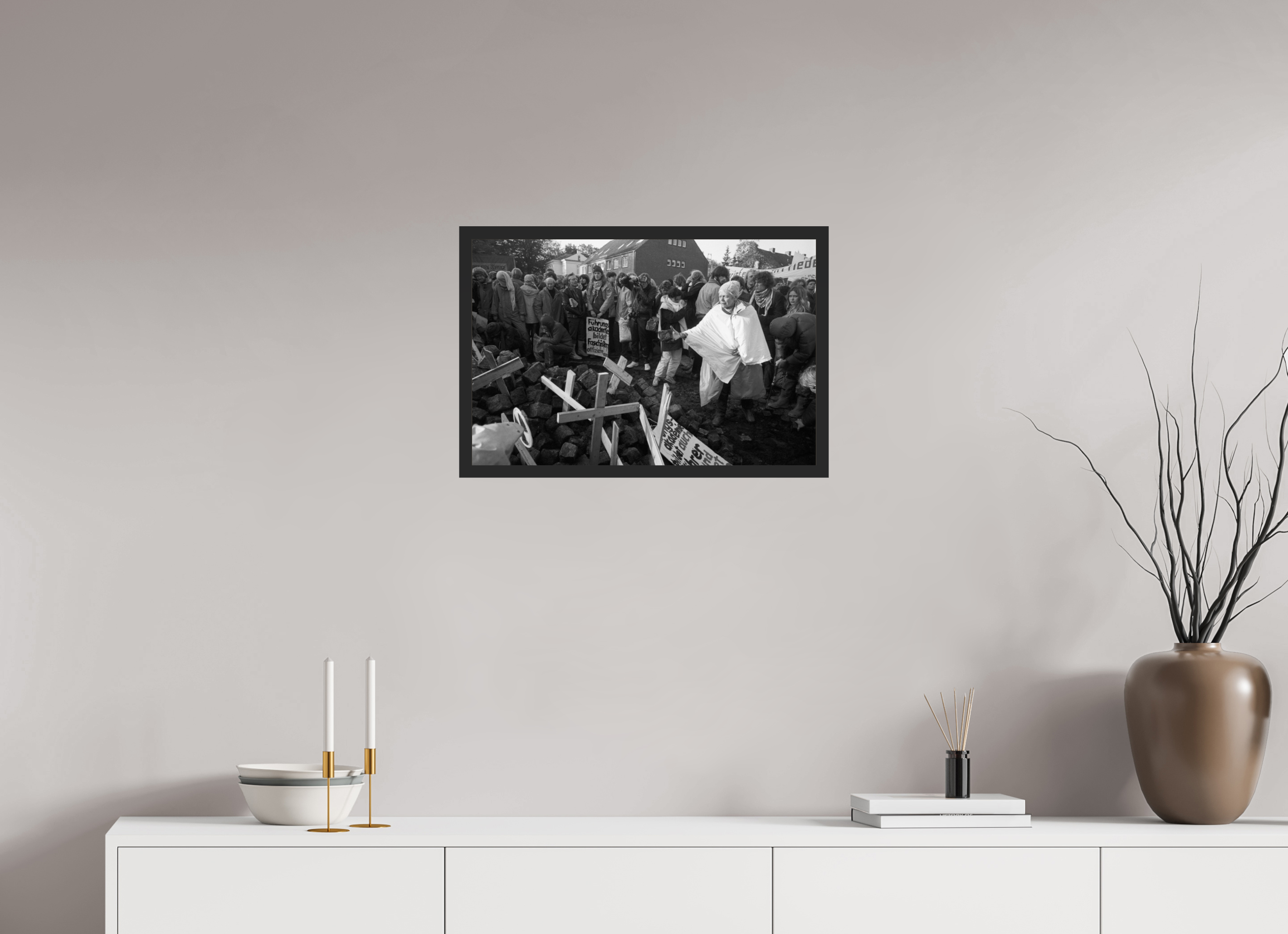 60 x 40 cm, 4a. Foto im Holz-Rahmen (20mm) Johannes Hartmann: Plädoyers für Gewaltfreiheit (S/W-Foto)