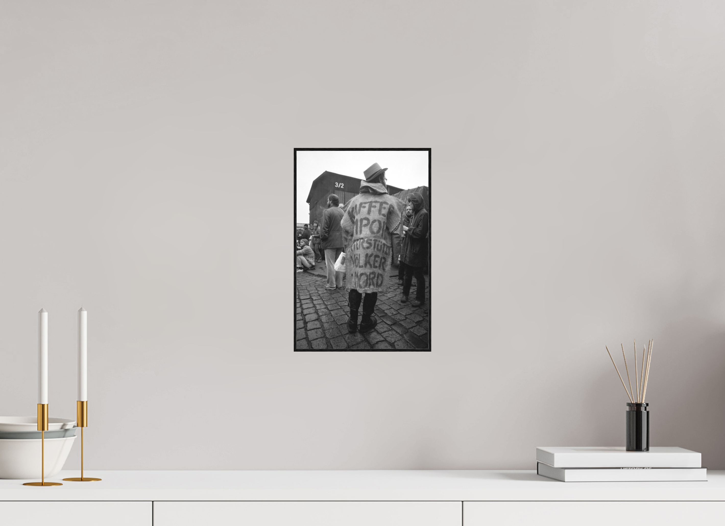 20 x 30 cm, 3a. Foto in ArtBox (4mm) Johannes Hartmann: Kaffee-Import unterstützt Völkermord (S/W-Foto)