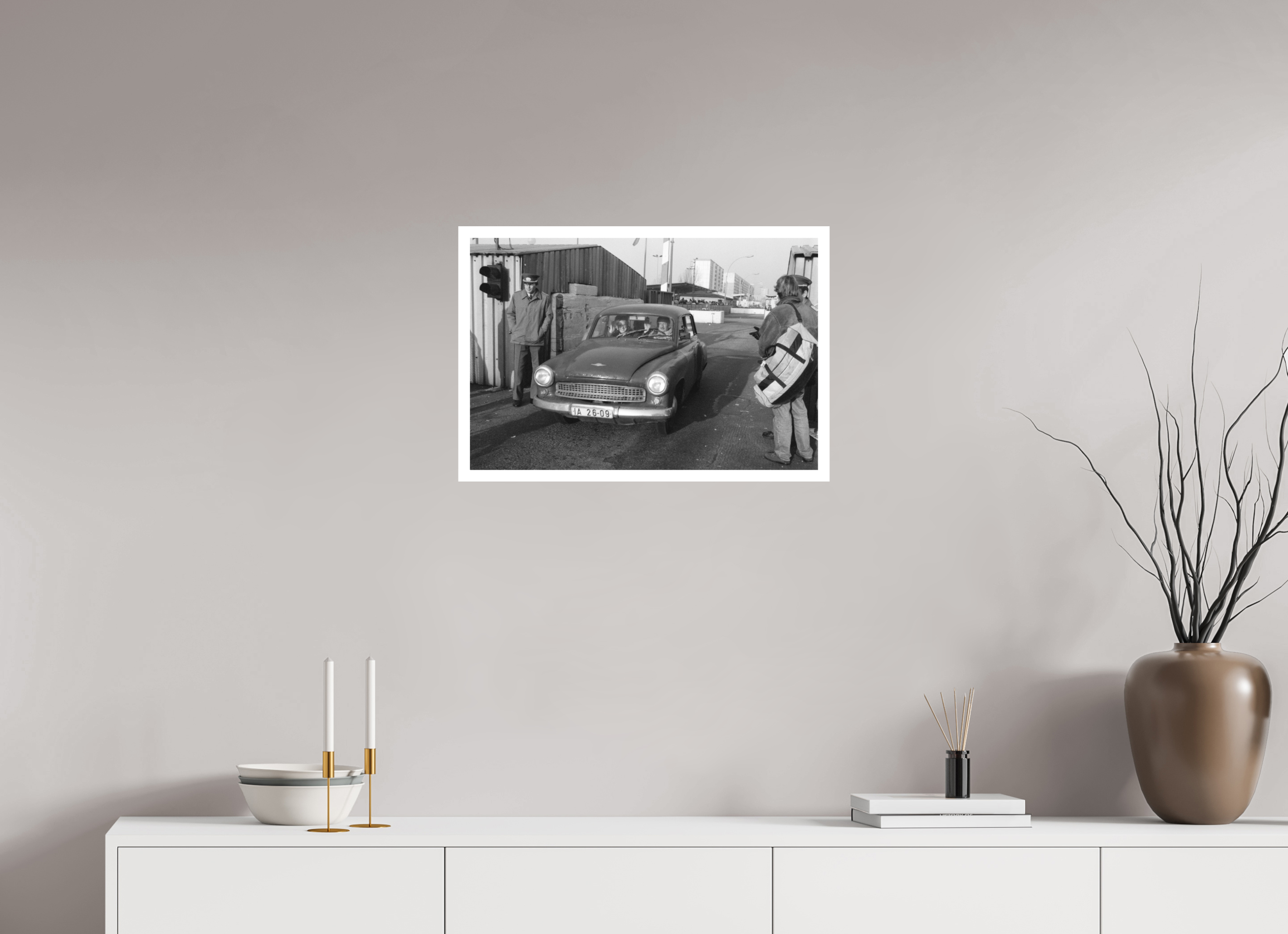 60 x 40 cm, 1. Foto mit Weißrand Johannes Hartmann: Mit Hallo in den Westen (S/W-Foto)