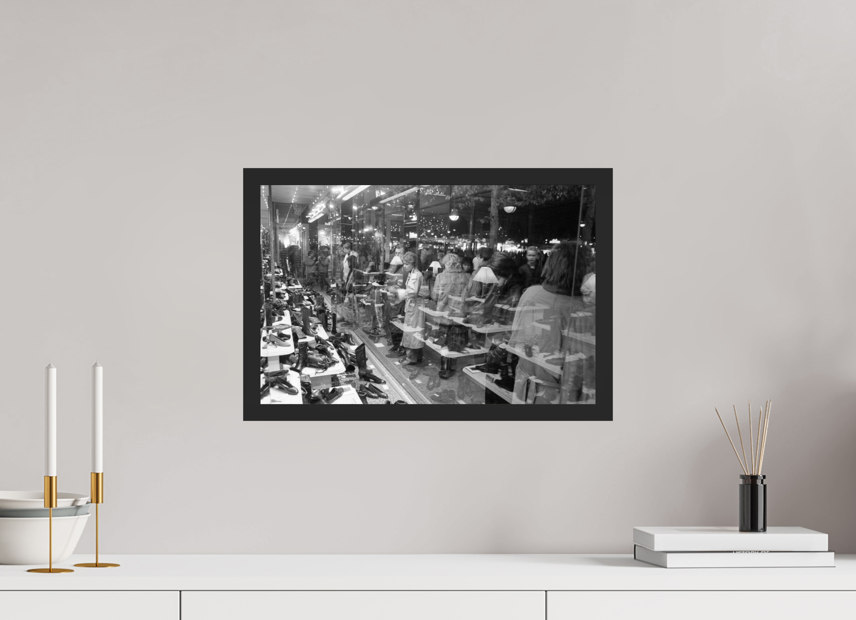 45 x 30 cm, 4a. Foto im Holz-Rahmen (20mm) Johannes Hartmann: Schau doch mal (S/W-Foto)