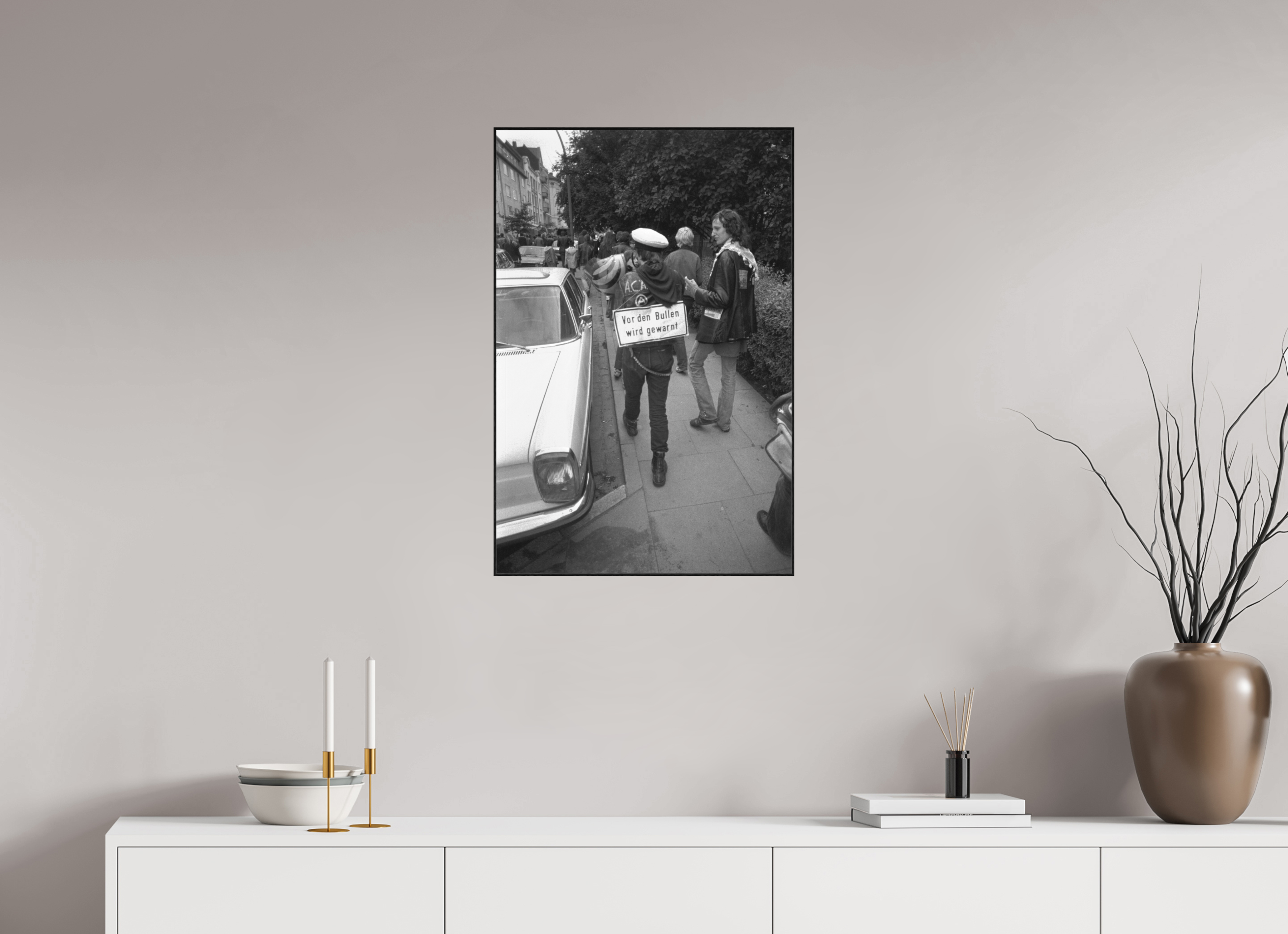 50 x 75 cm, 3a. Foto in ArtBox (4mm) Johannes Hartmann: Vor den Bullen wird gewarnt (S/W-Foto)