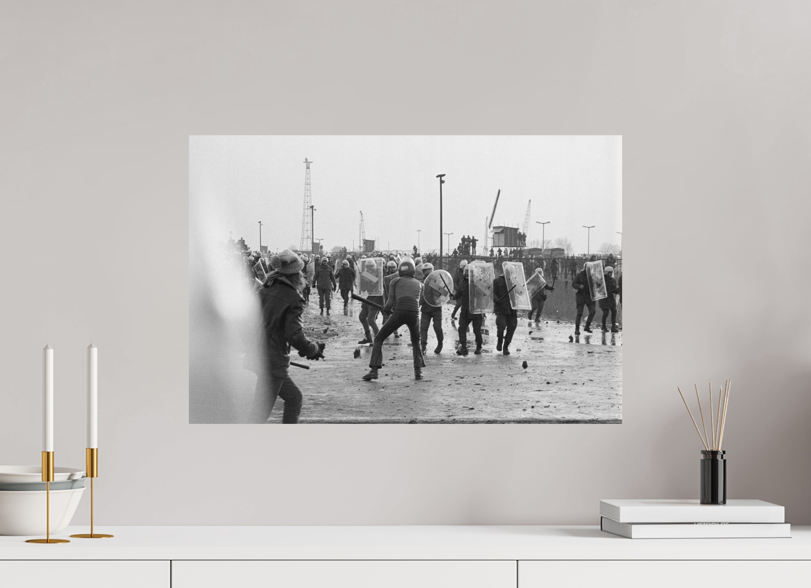 60 x 40 cm, 2. Foto auf Alu-Dibond Johannes Hartmann: Eskalation am Bauzaun 2 (S/W-Foto)