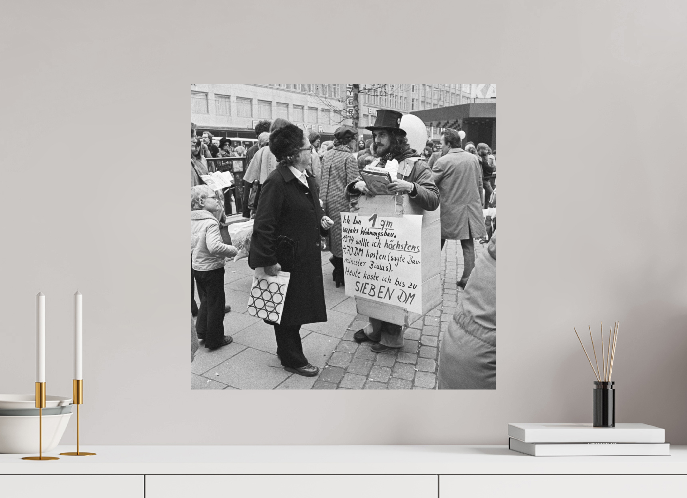 50 x 50 cm, 2. Foto auf Alu-Dibond Johannes Hartmann: Ich bin 1qm sozialer Wohnungsbau. (S/W-Foto)