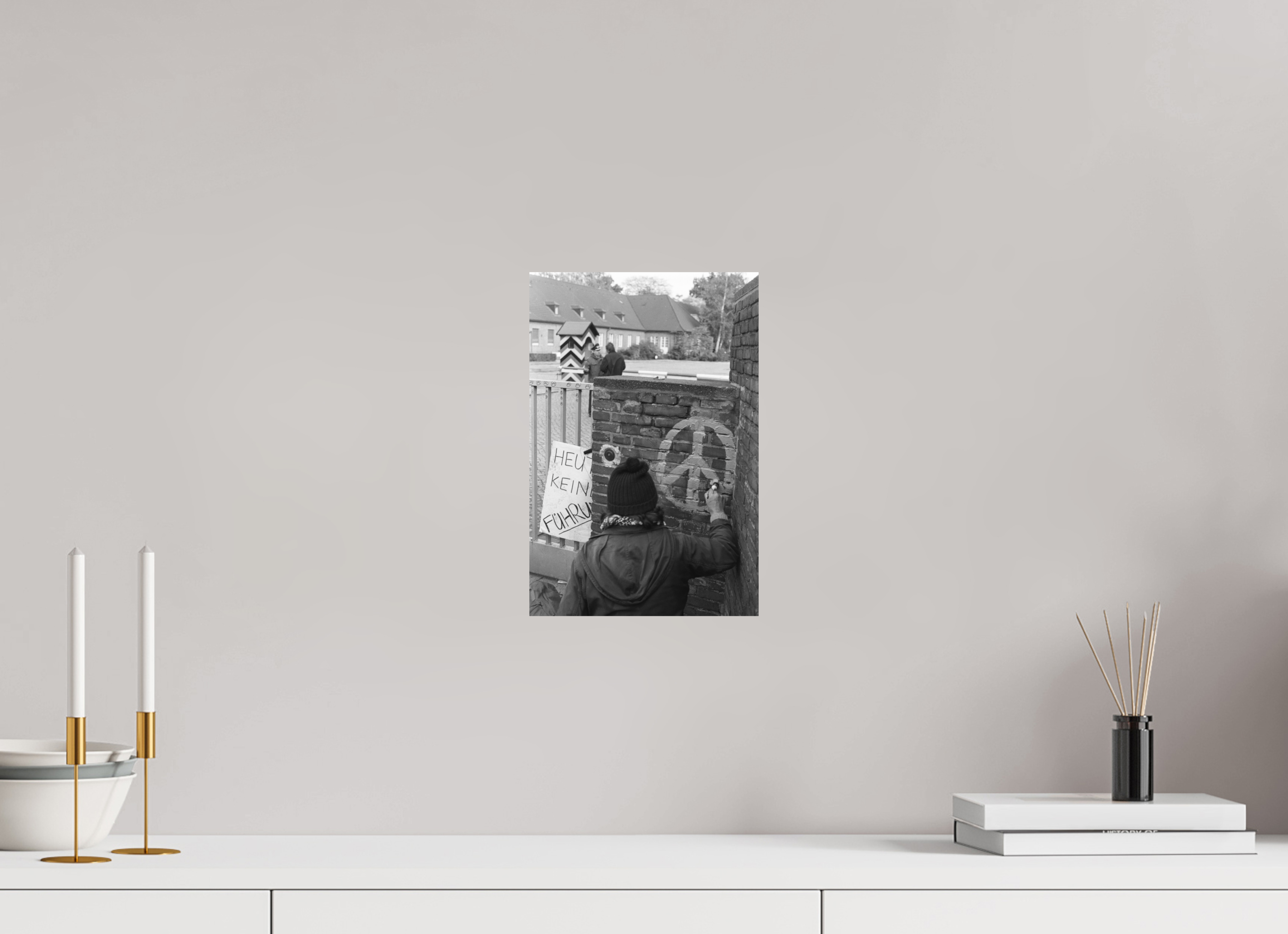 20 x 30 cm, 2. Foto auf Alu-Dibond Johannes Hartmann: Heute keine Führung (S/W-Foto)