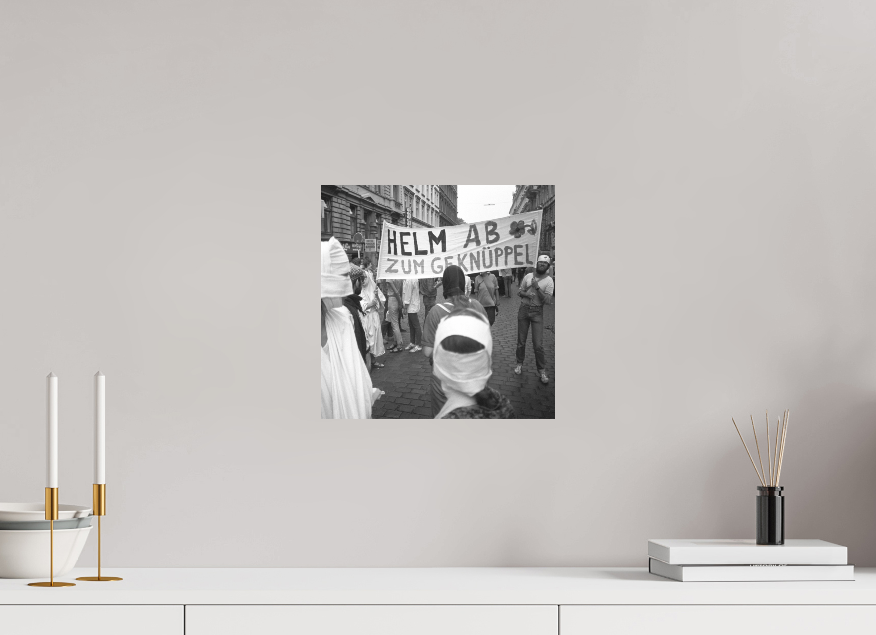 30 x 30 cm, 2. Foto auf Alu-Dibond Johannes Hartmann: Helm ab zum Geknüppel (S/W-Foto)