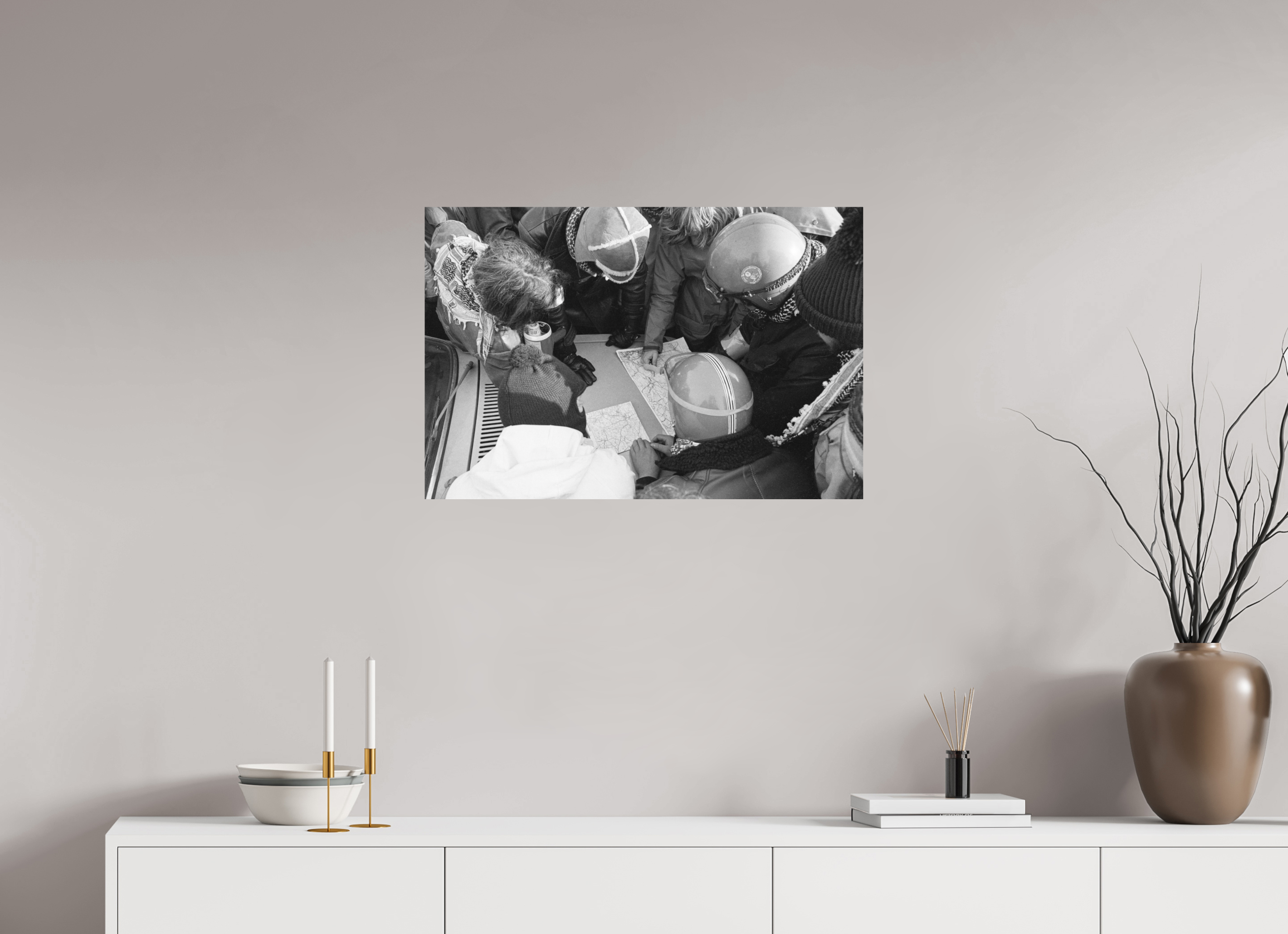 75 x 50 cm, 2. Foto auf Alu-Dibond Johannes Hartmann: Wie umgehen wir die Polizeisperren? (S/W-Foto)