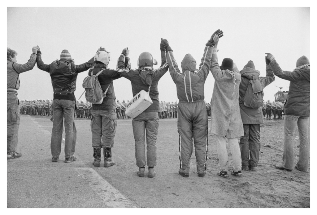 Main image Johannes Hartmann: Schaut her, wir demonstrieren gewaltfrei (S/W-Foto)