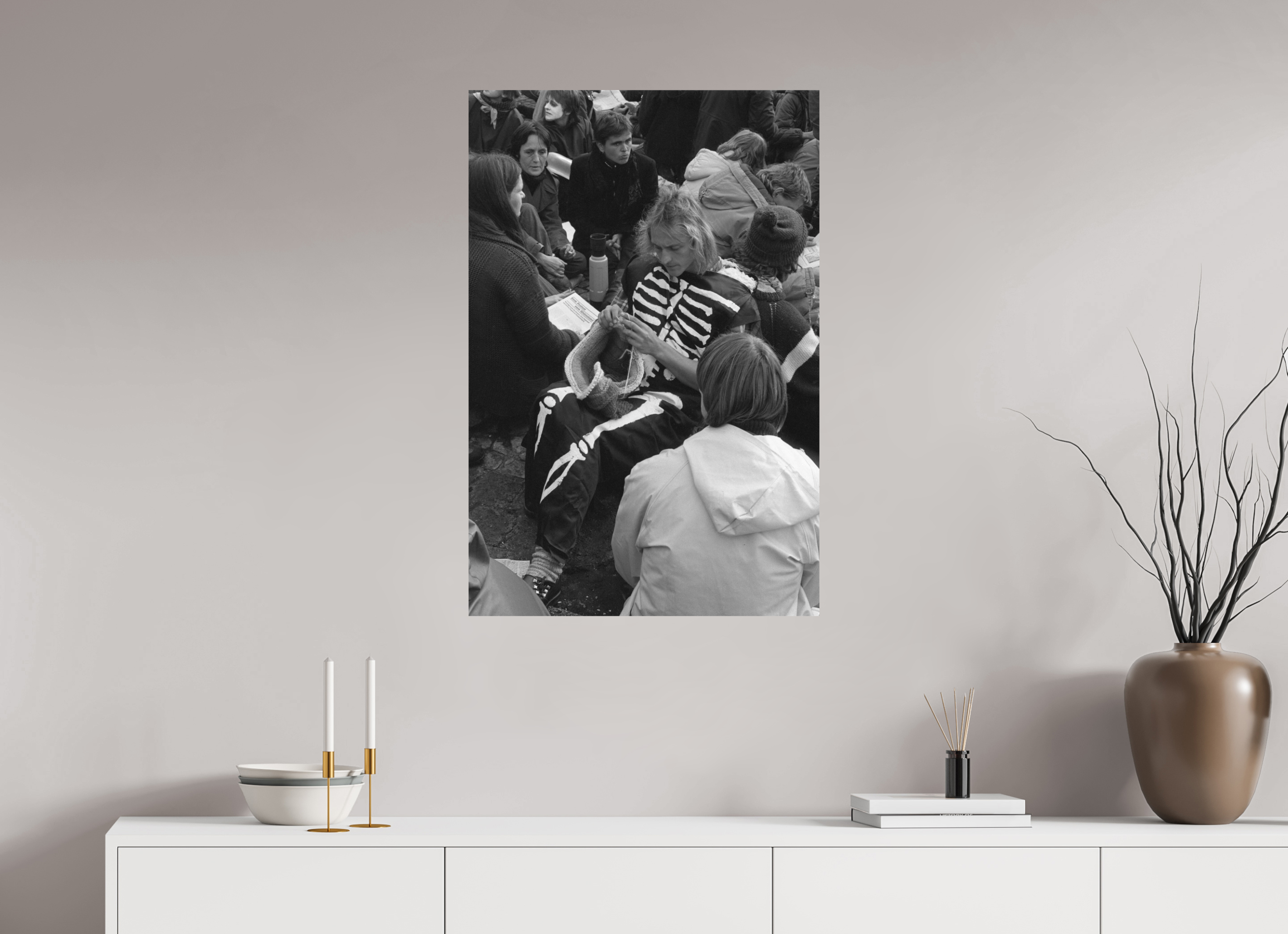 60 x 90 cm, 2. Foto auf Alu-Dibond Johannes Hartmann: Der Tod und sein Strickzeug (S/W-Foto)