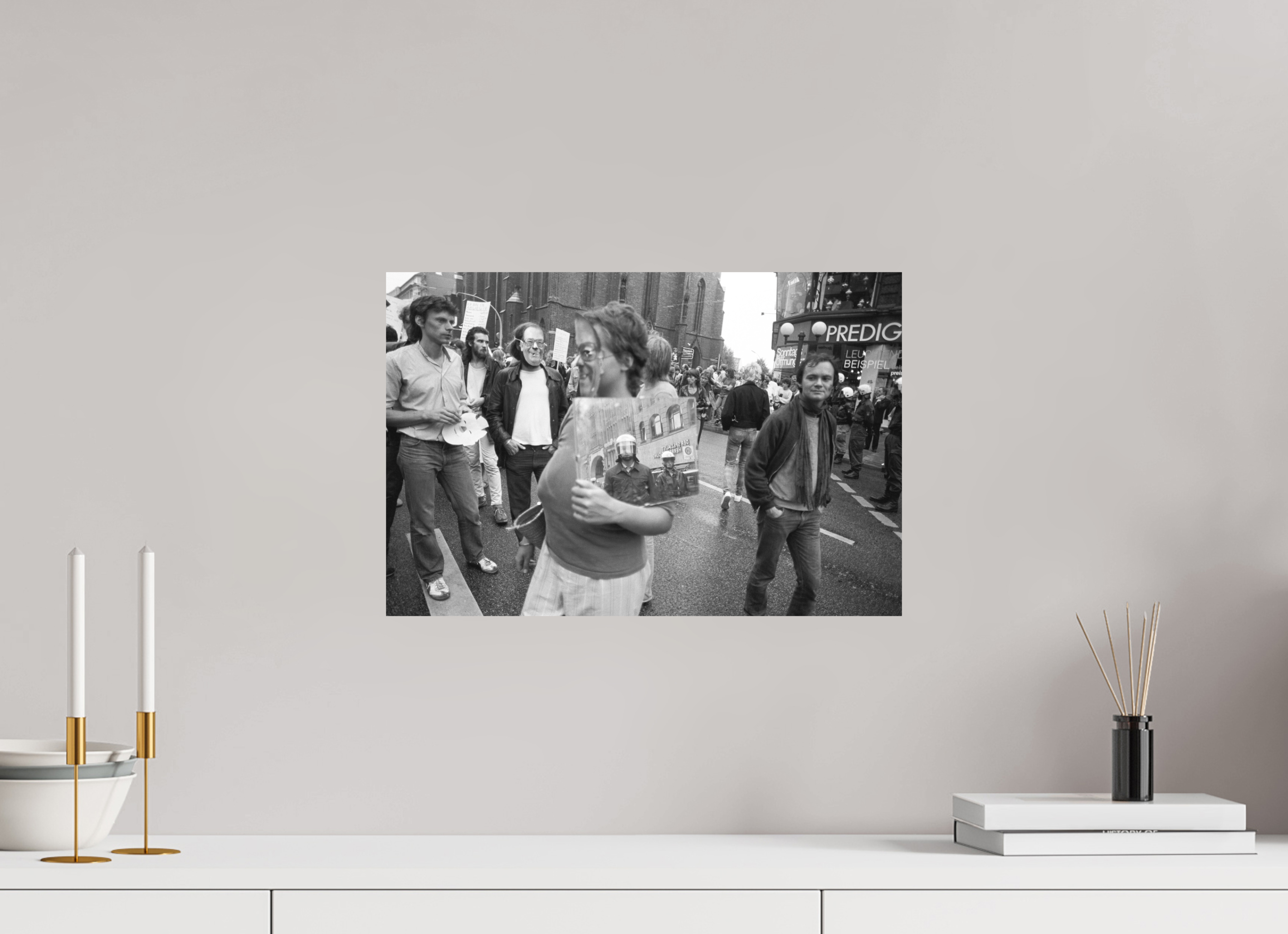 45 x 30 cm, 2. Foto auf Alu-Dibond Johannes Hartmann: Den Spiegel vorgehalten (S/W-Foto)