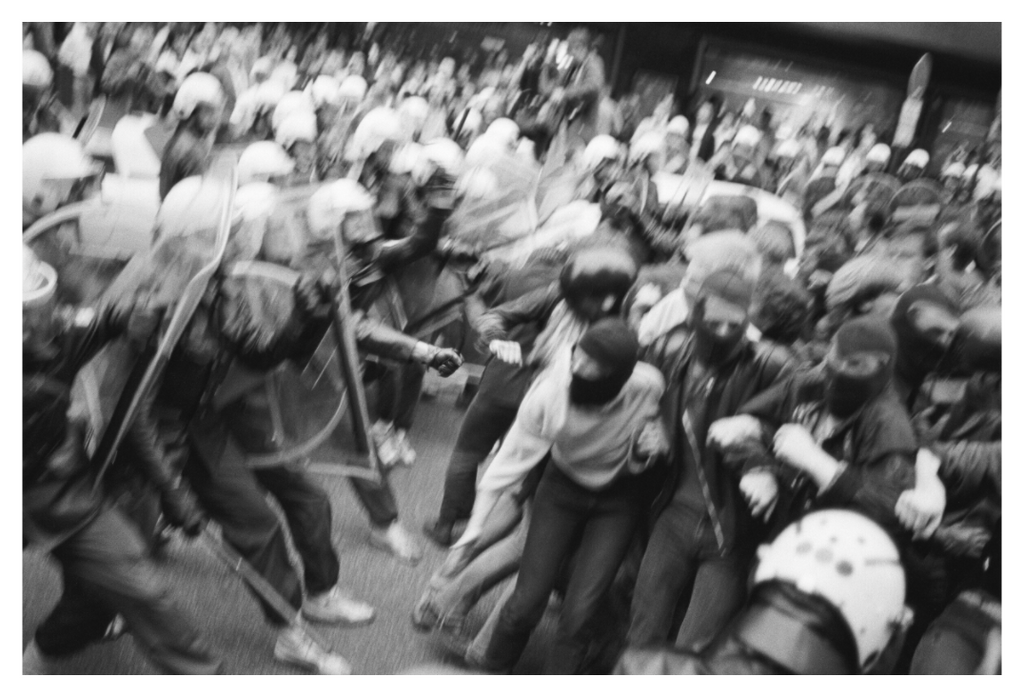 Main image Johannes Hartmann: Schwarze Blöcke (S/W-Foto)