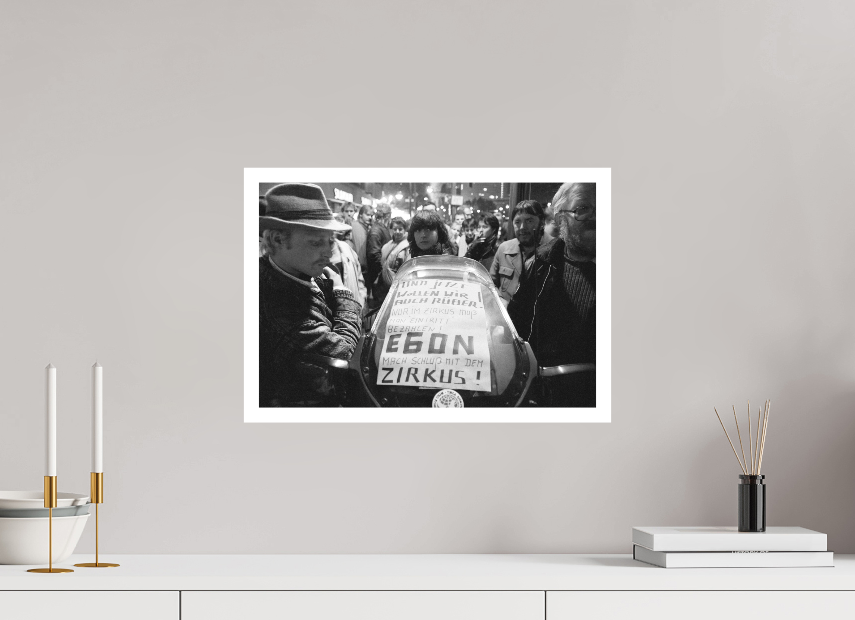 45 x 30 cm, 1. Foto mit Weißrand Johannes Hartmann: Mach Schluss, Egon ! (S/W-Foto)