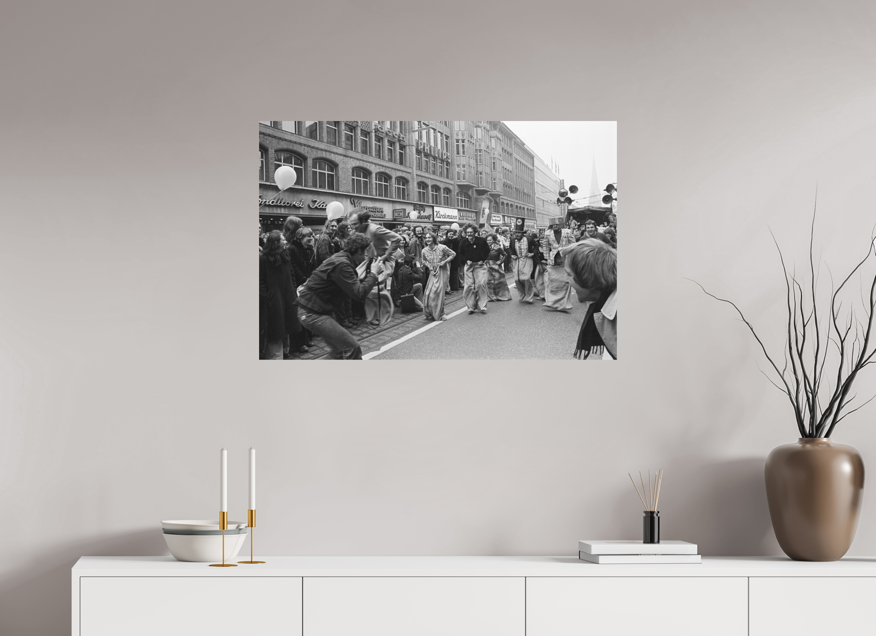 90 x 60 cm, 2. Foto auf Alu-Dibond Johannes Hartmann: Sackhüpfen der Hamburger Pfeffersäcke (S/W-Foto)