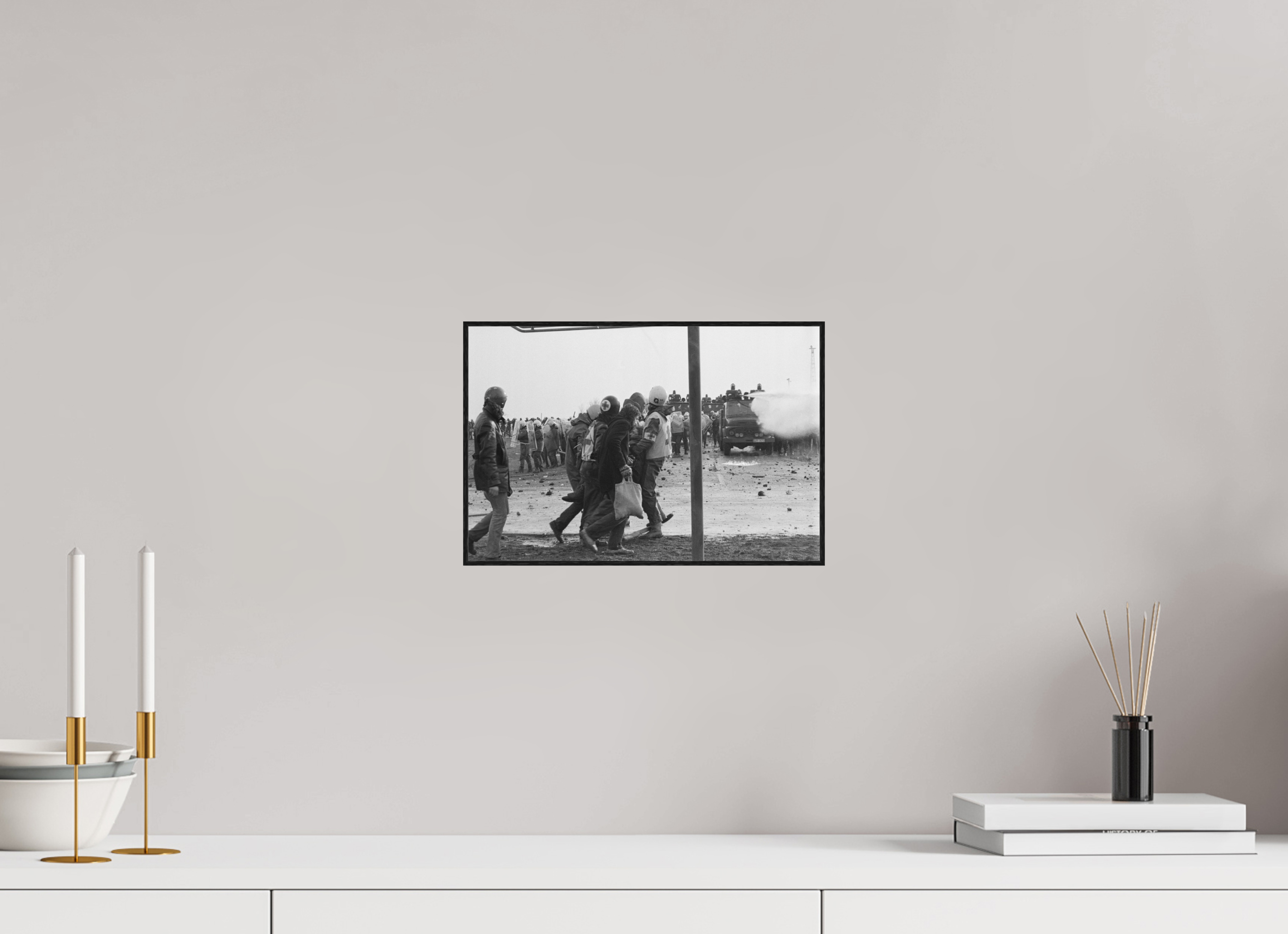 30 x 20 cm, 3a. Foto in ArtBox (4mm) Johannes Hartmann: Verletztentransport (S/W-Foto)