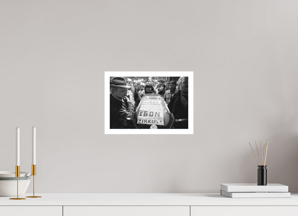 30 x 20 cm, 1. Foto mit Weißrand Johannes Hartmann: Mach Schluss, Egon ! (S/W-Foto)