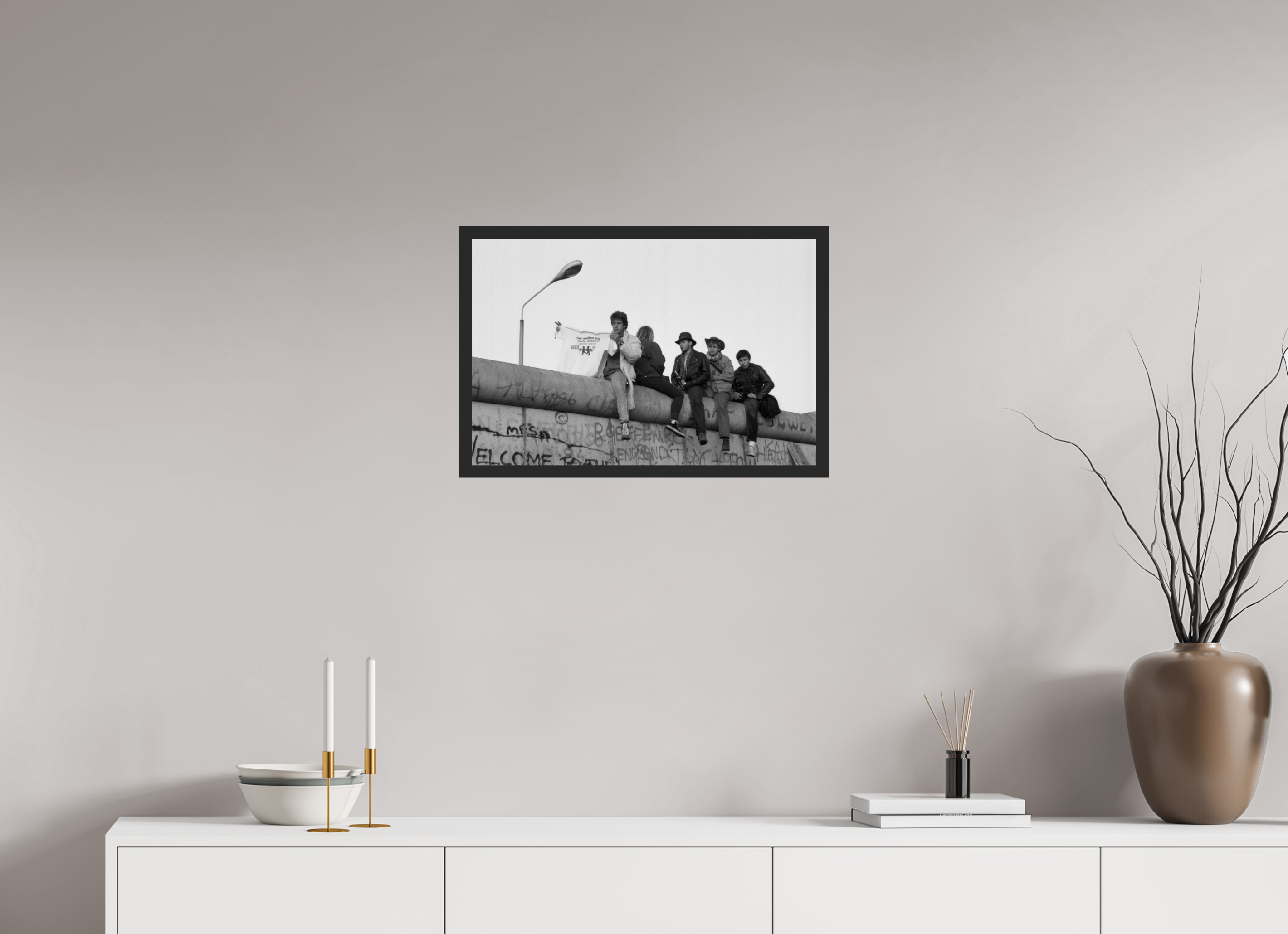 60 x 40 cm, 4a. Foto im Holz-Rahmen (20mm) Johannes Hartmann: Wir wollen nie mehr auseinander gehn (S/W-Foto)