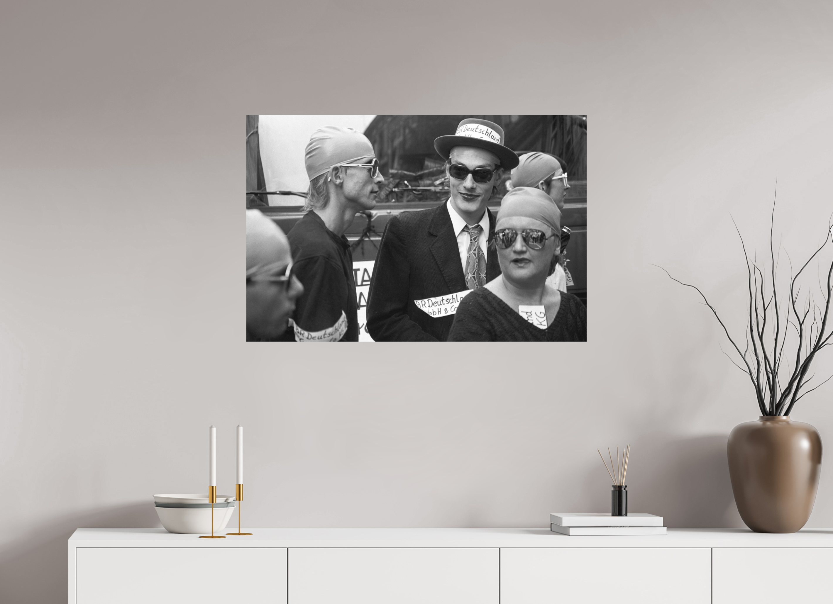 90 x 60 cm, 2. Foto auf Alu-Dibond Johannes Hartmann: Badekappitalisten (S/W-Foto)