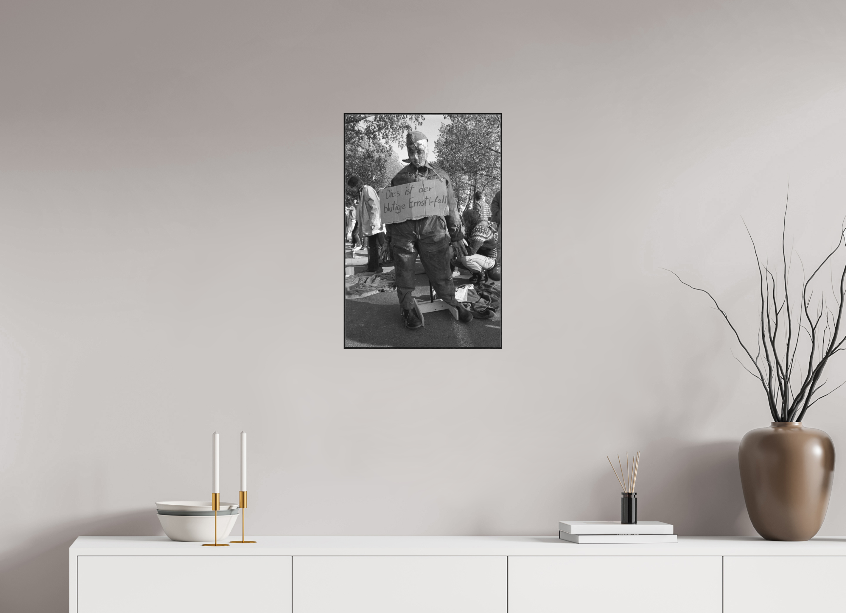 40 x 60 cm, 3a. Foto in ArtBox (4mm) Johannes Hartmann: Der blutige Ernst(-fall) (S/W-Foto)