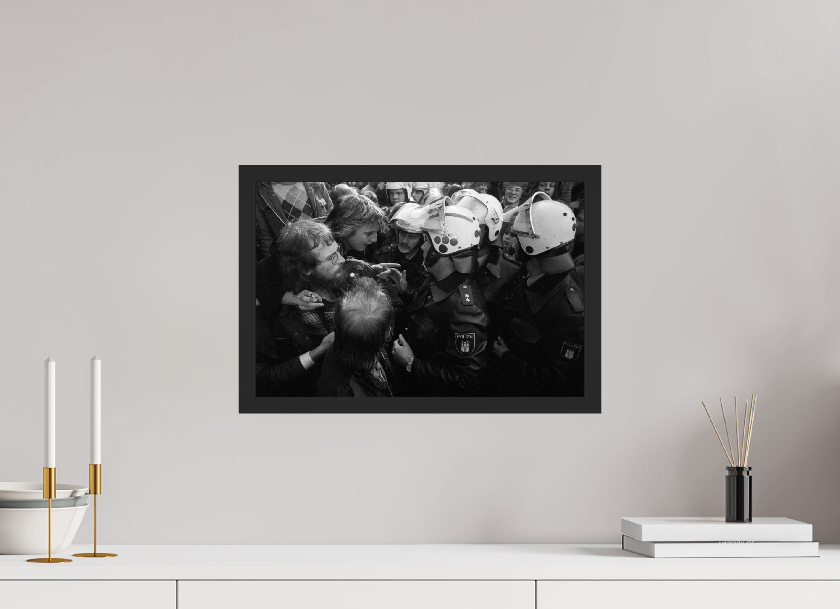 45 x 30 cm, 4a. Foto im Holz-Rahmen (20mm) Johannes Hartmann: Unerschrocken (S/W-Foto)