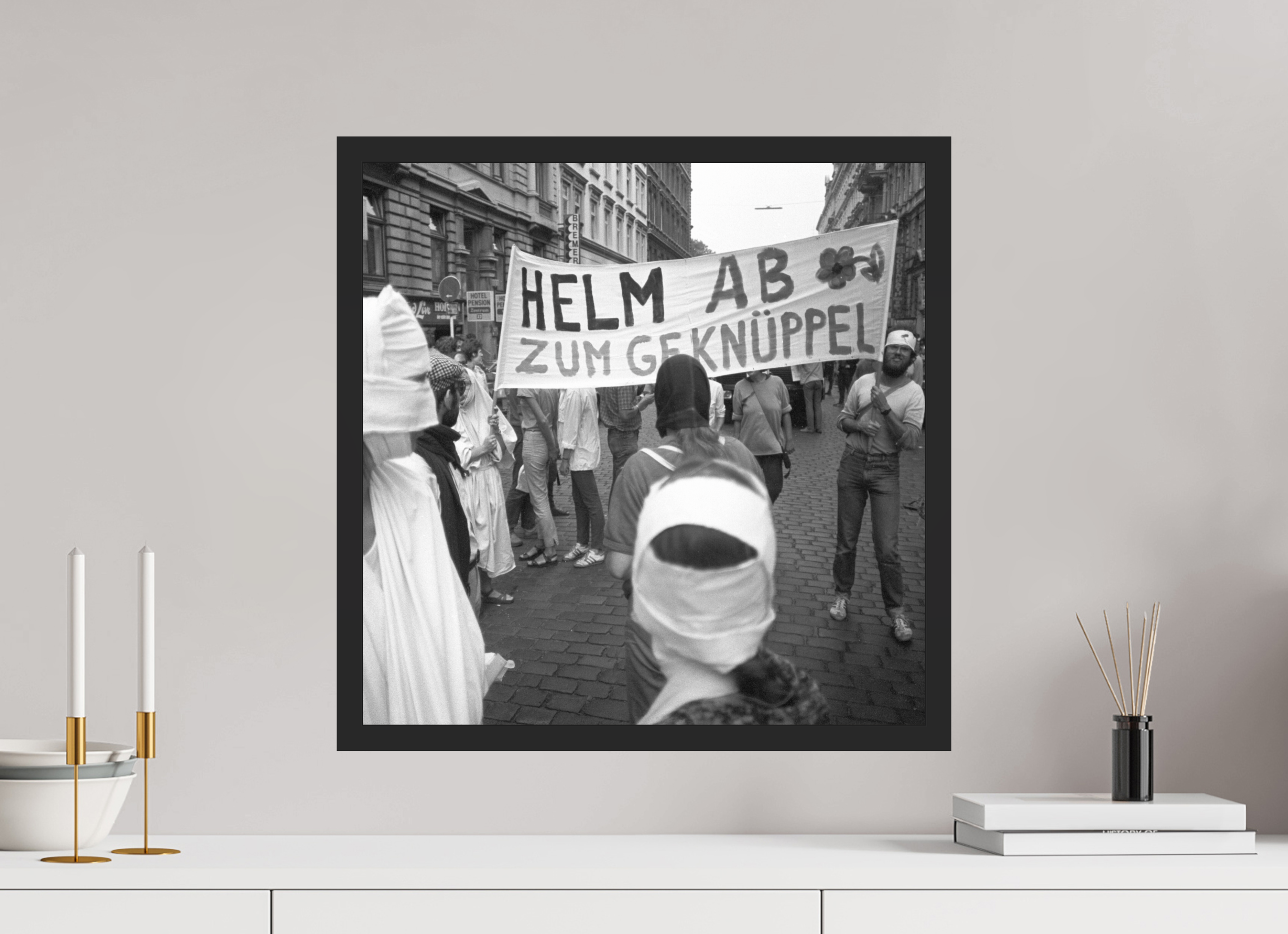 50 x 50 cm, 4a. Foto im Holz-Rahmen (20mm) Johannes Hartmann: Helm ab zum Geknüppel (S/W-Foto)