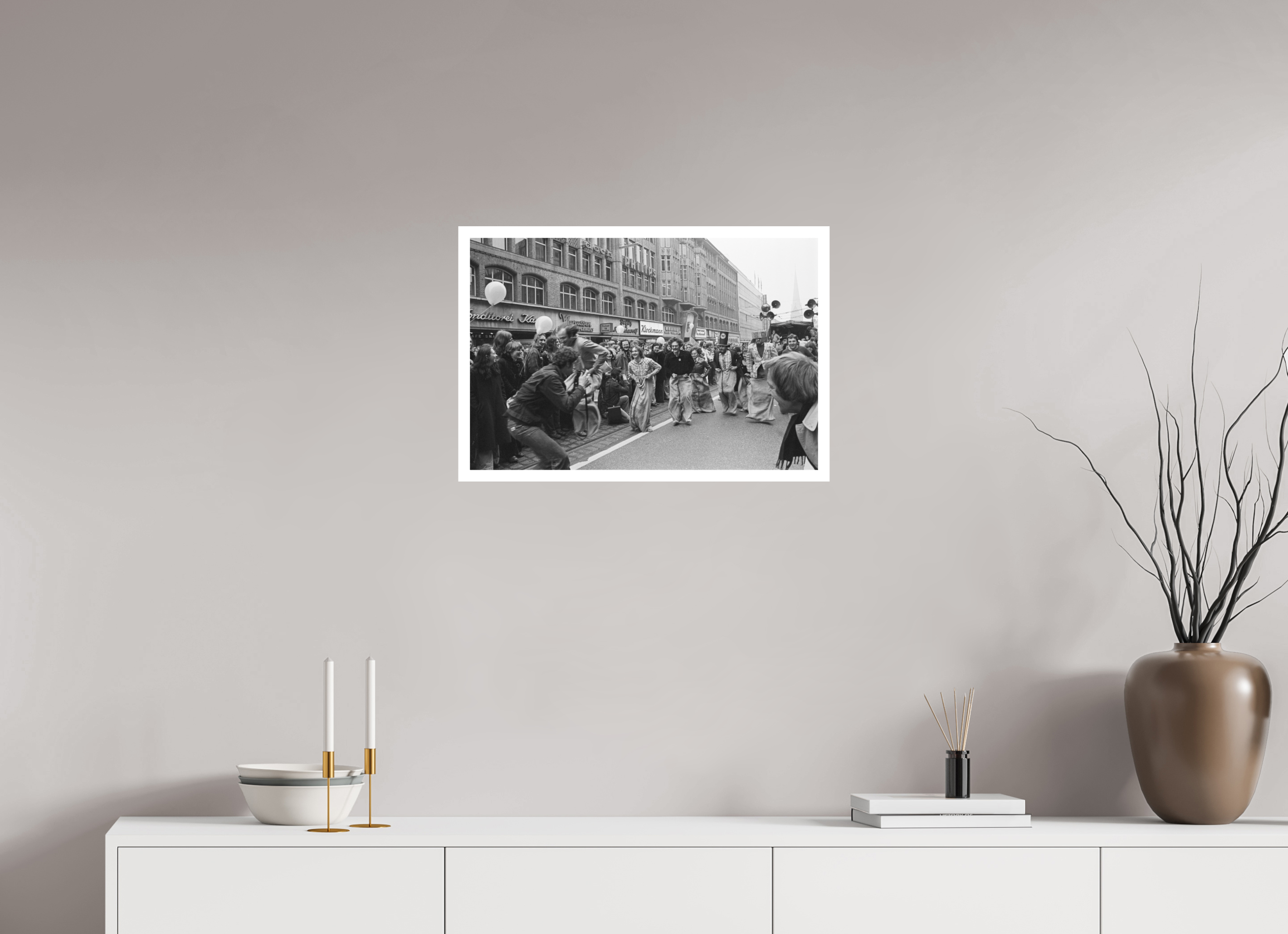 60 x 40 cm, 1. Foto mit Weißrand Johannes Hartmann: Sackhüpfen der Hamburger Pfeffersäcke (S/W-Foto)