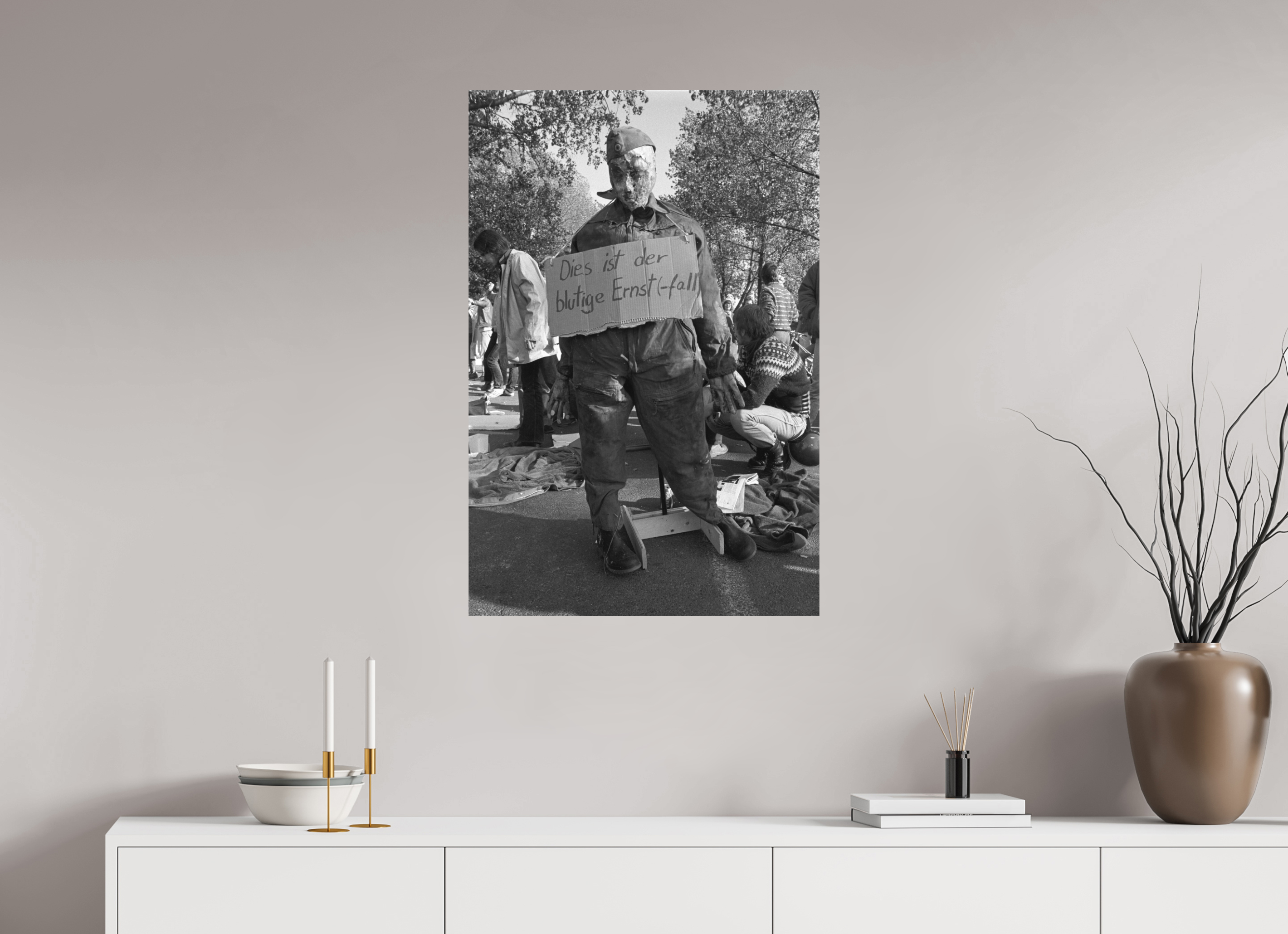 60 x 90 cm, 2. Foto auf Alu-Dibond Johannes Hartmann: Der blutige Ernst(-fall) (S/W-Foto)